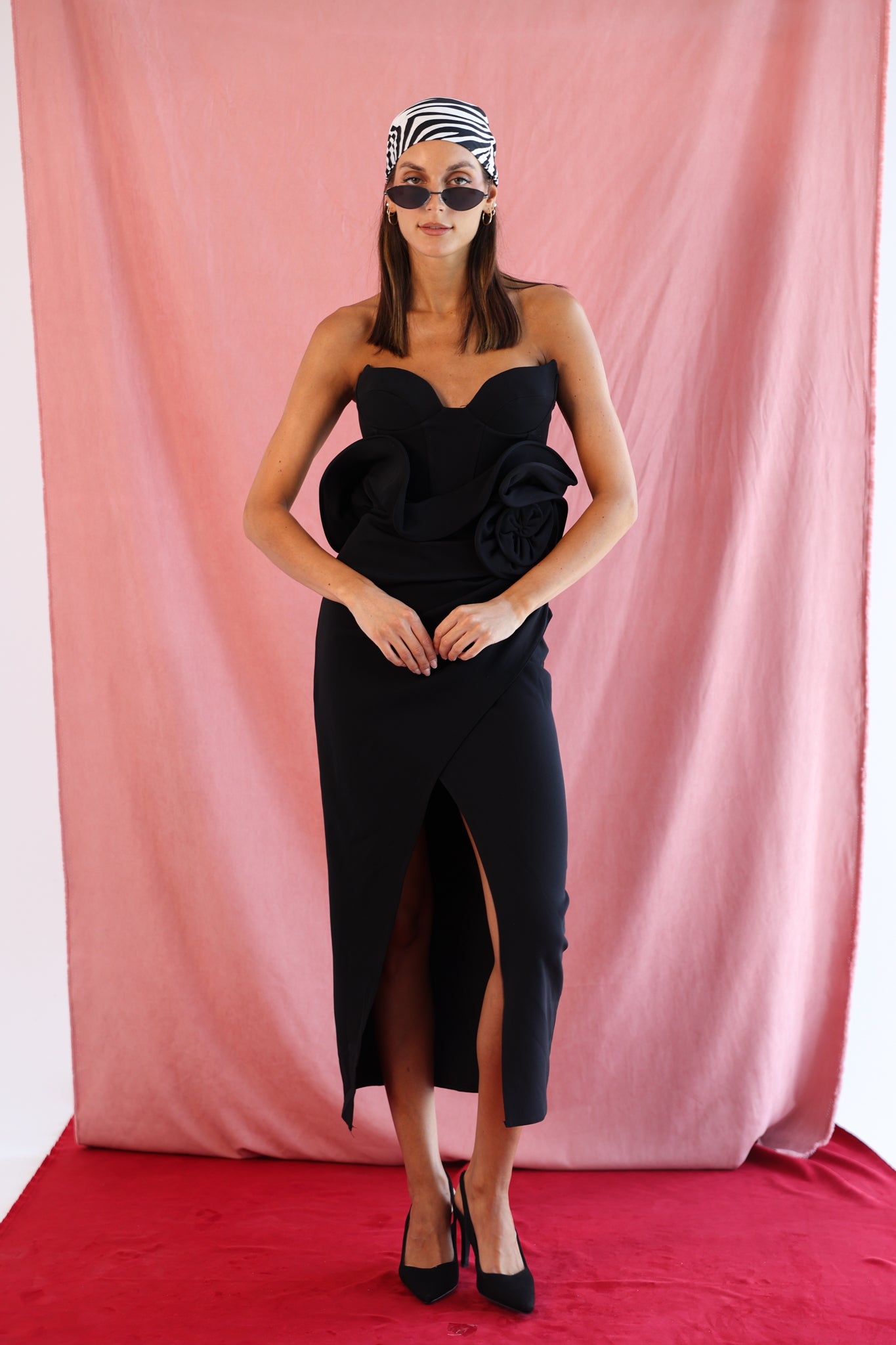 Strapless dress with flower in black