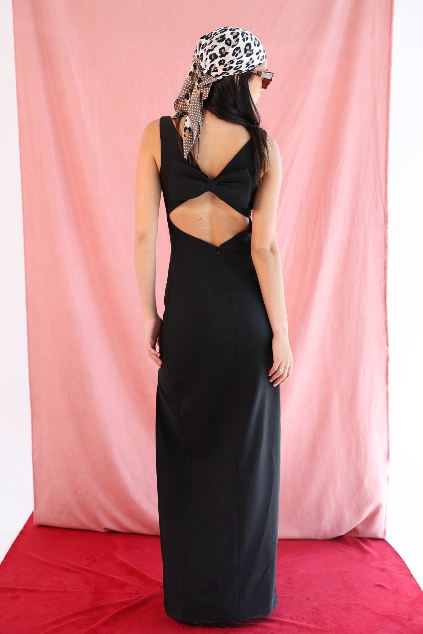 Backless dress with bow in Black