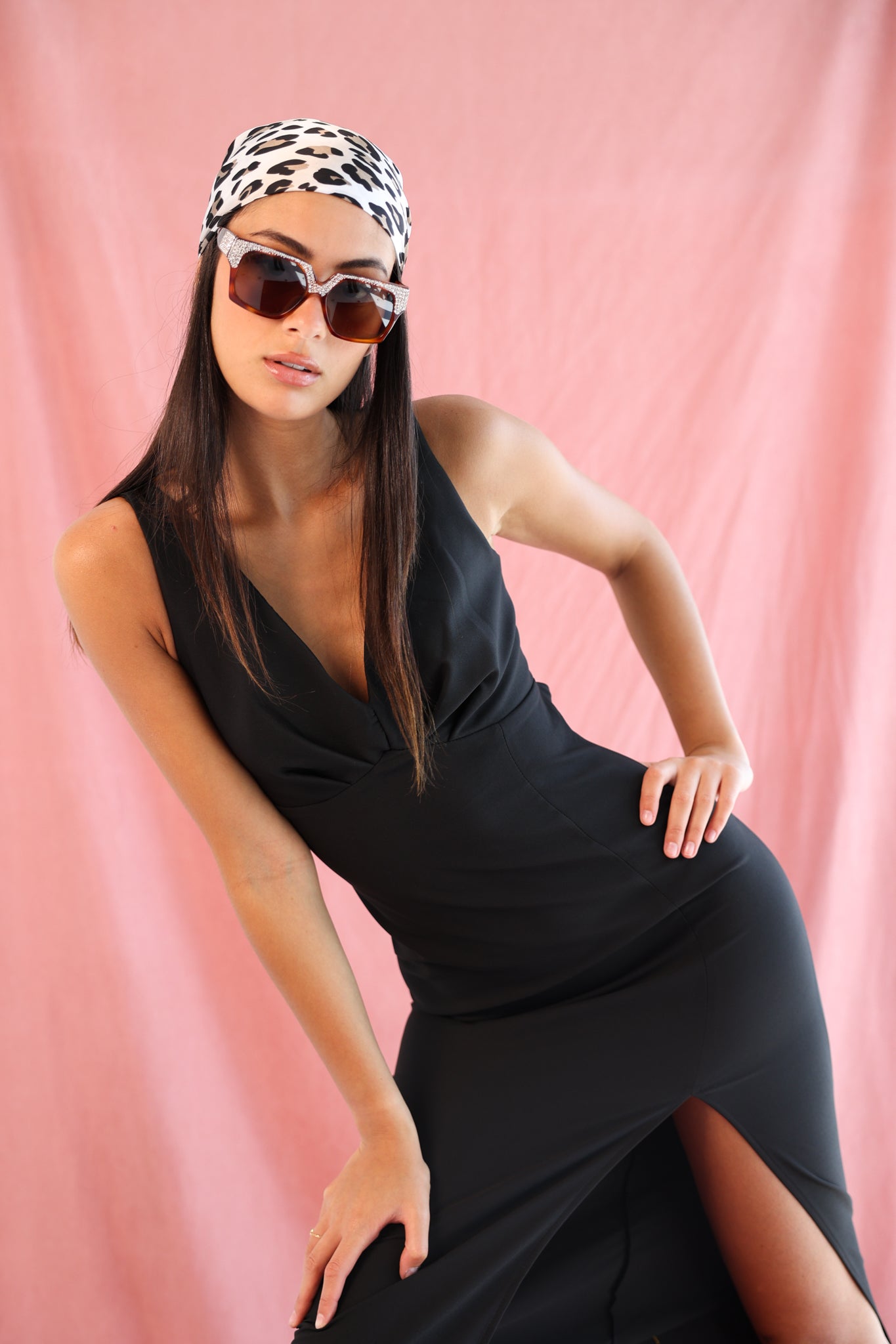 Backless dress with bow in Black