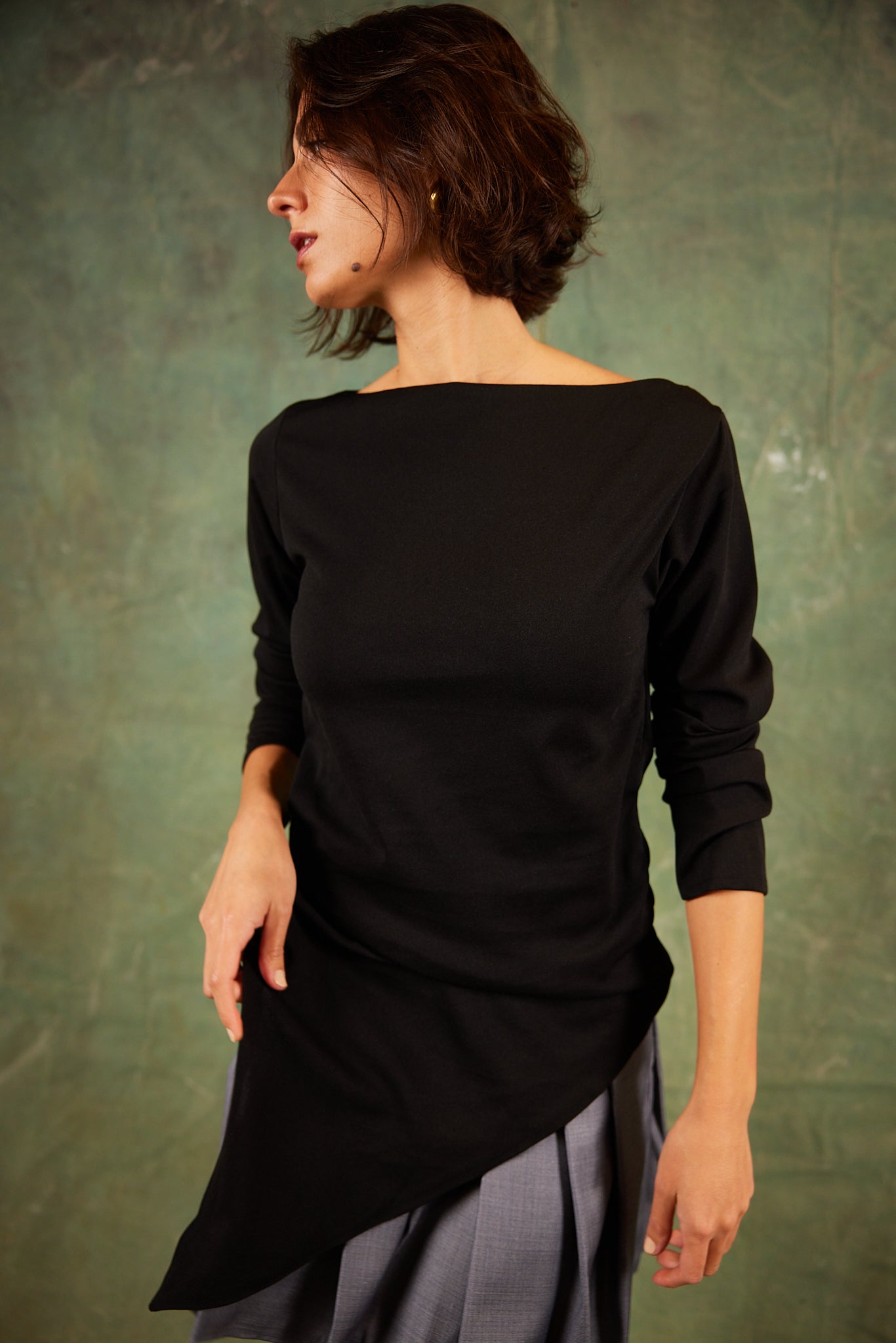 BASIC BUT MAKE IT ASYMMETRIC TOP IN BLACK