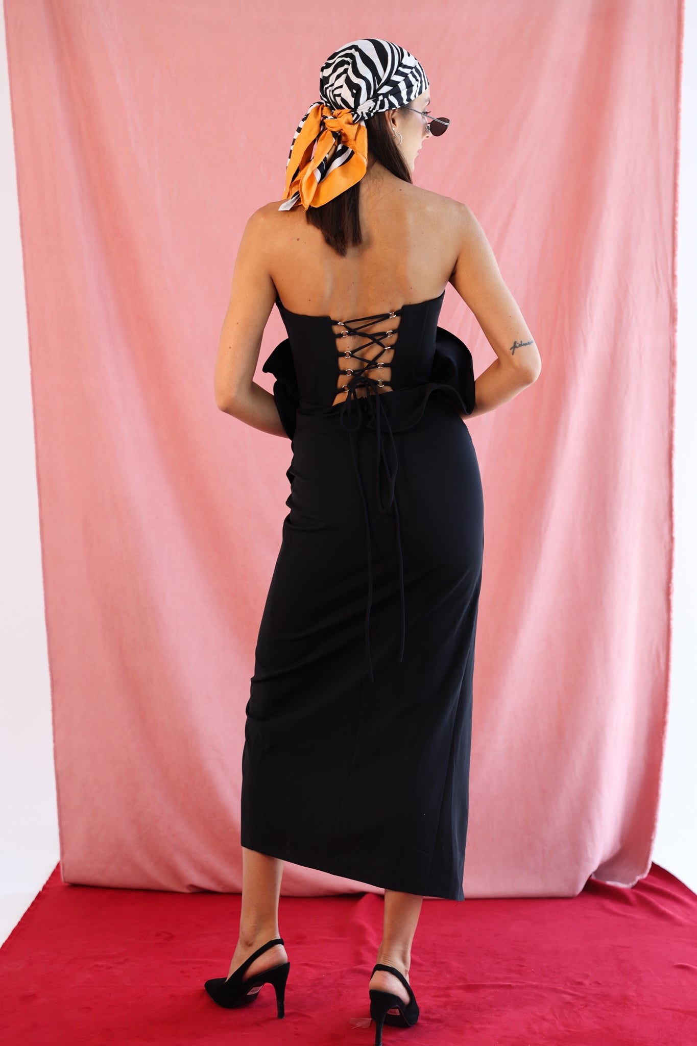 Strapless dress with flower in black