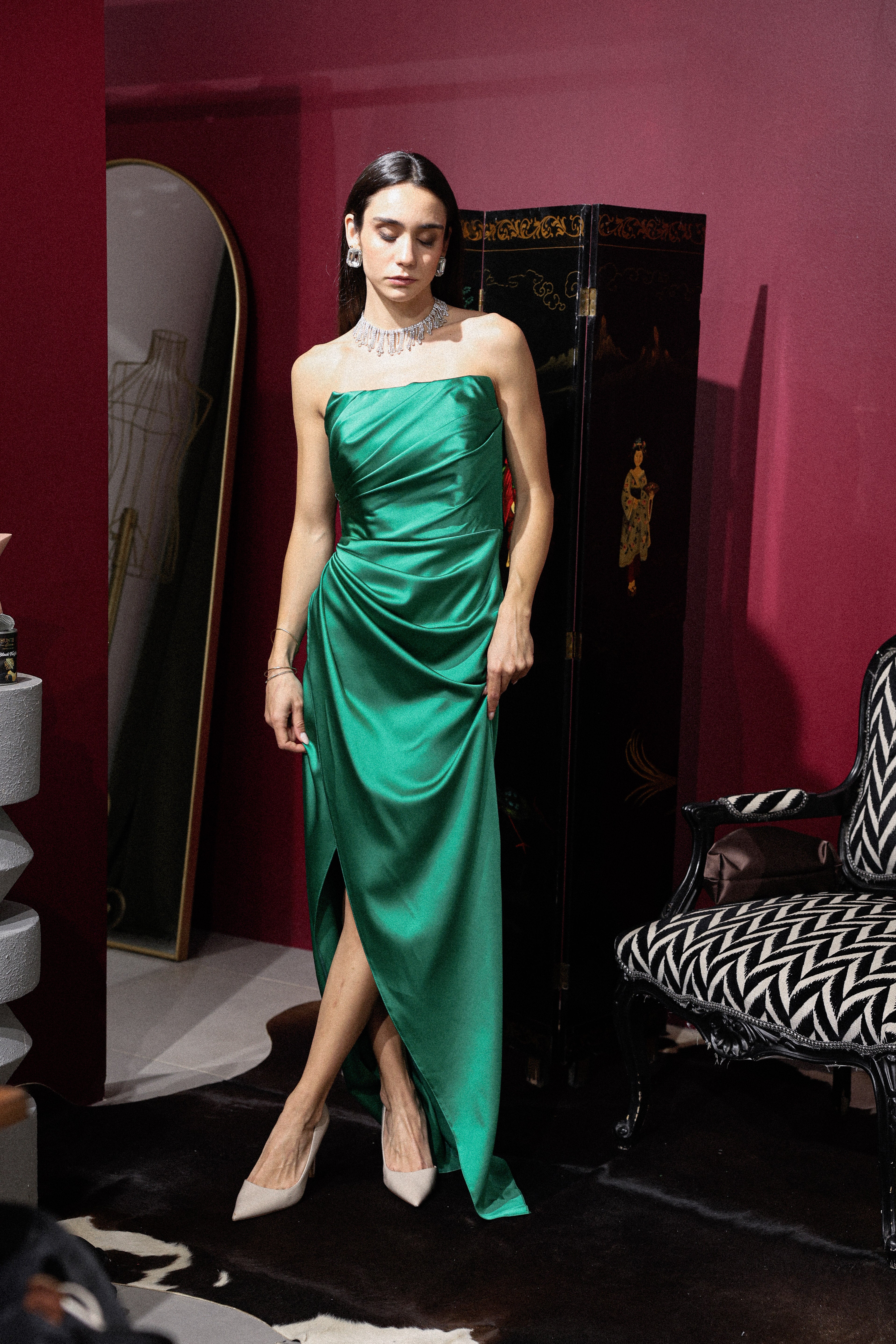 STRAPLESS SATIN DRESS WITH SLIT IN GREEN