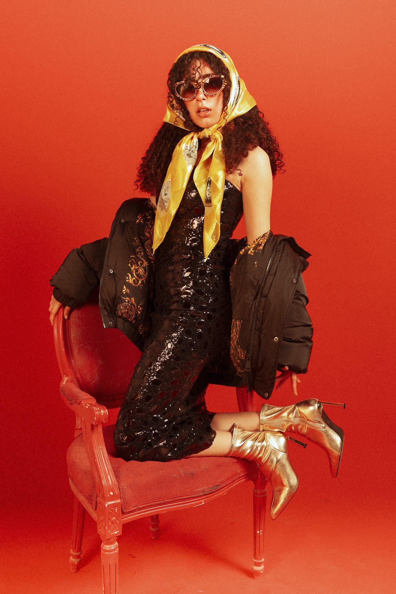 The floor is lava look 7 in Black