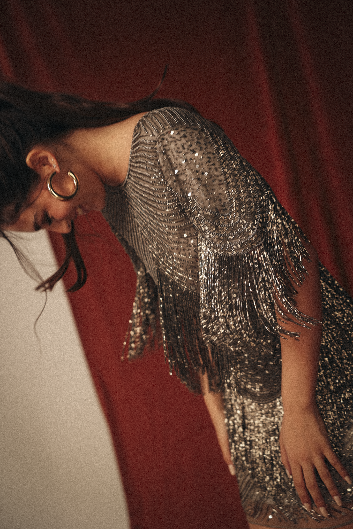 Short beaded dress with fringes in silver grey