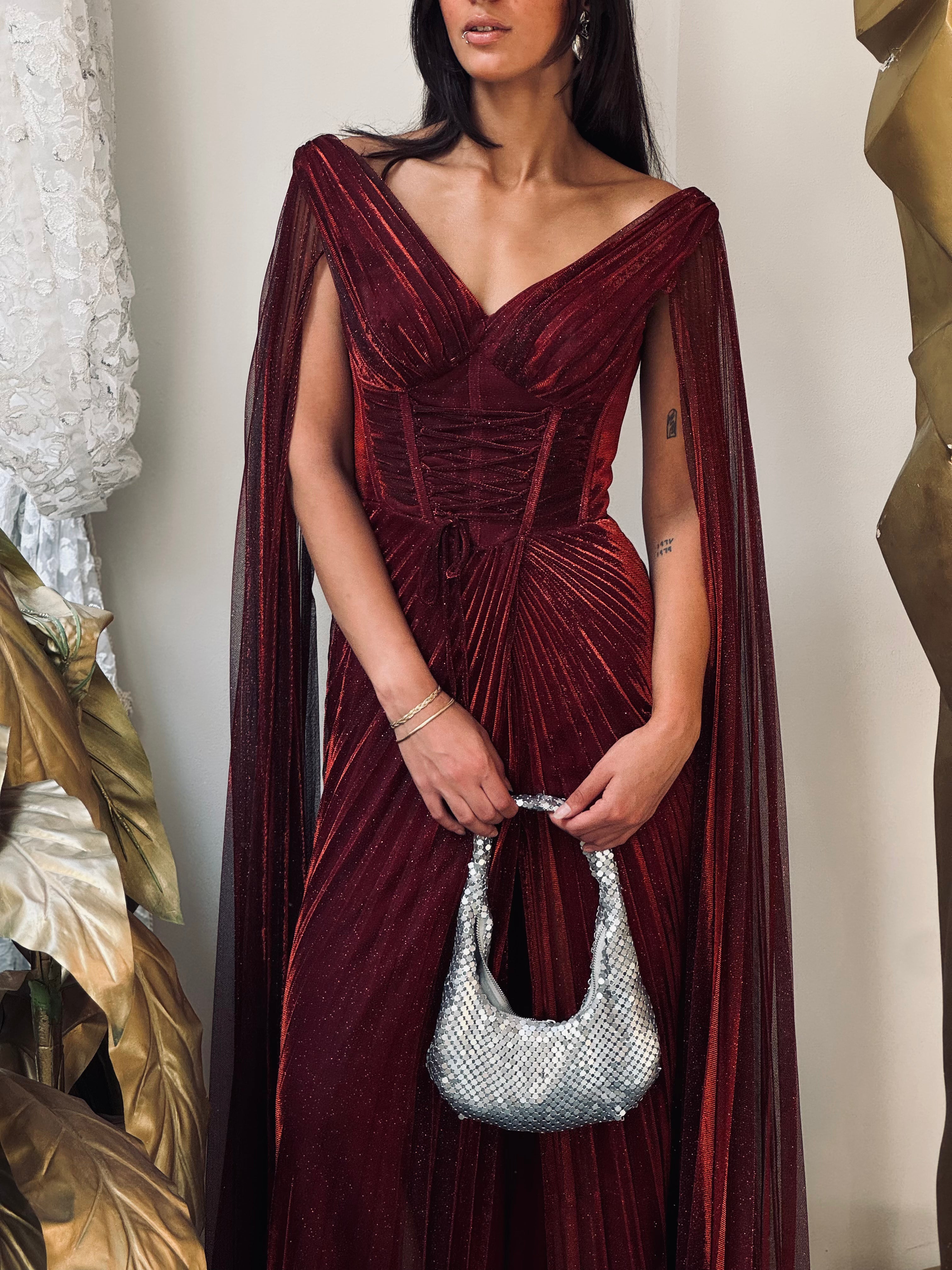 Shimmery long dress with flowy sleeves in burgundy