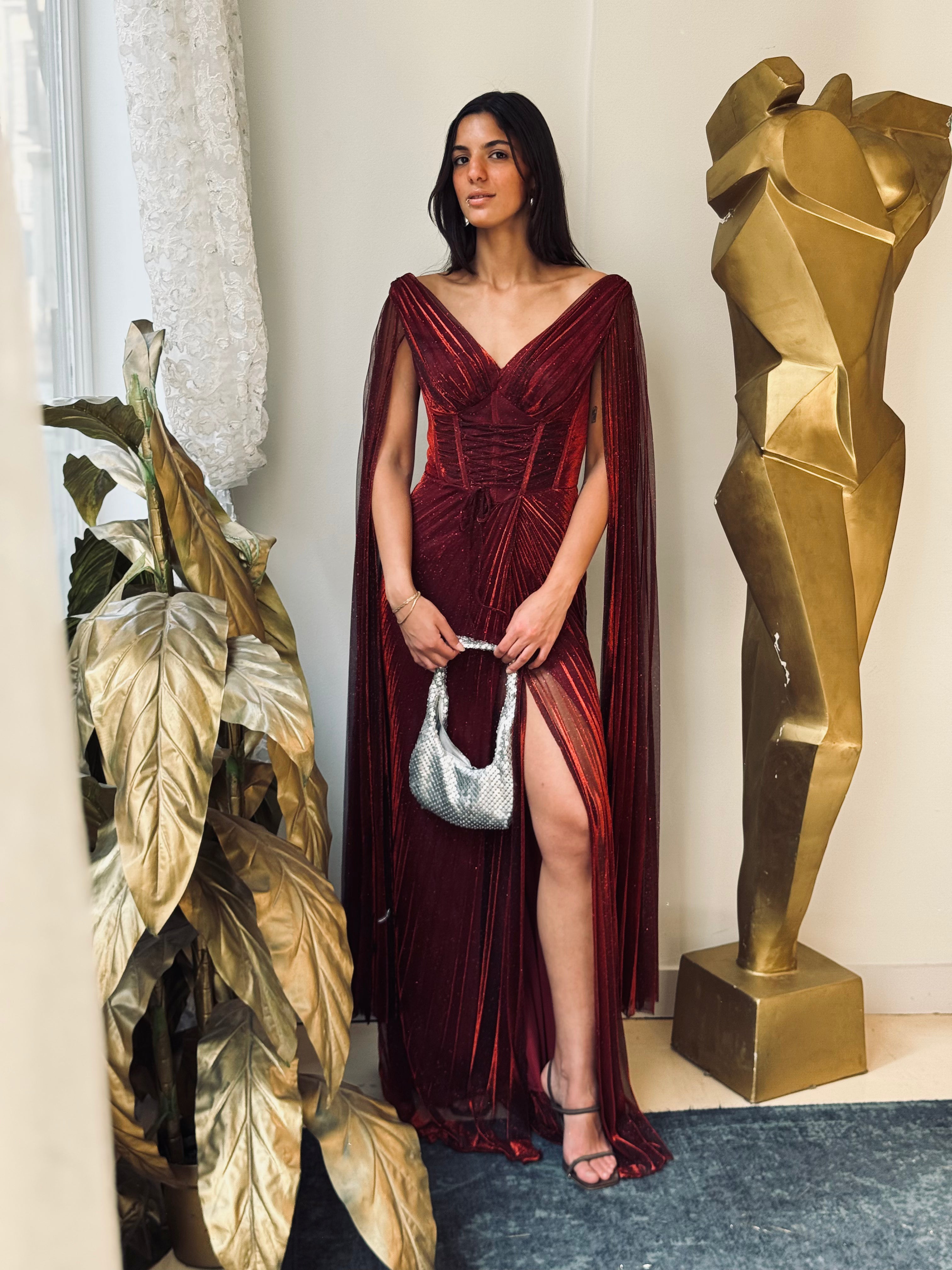 Shimmery long dress with flowy sleeves in burgundy