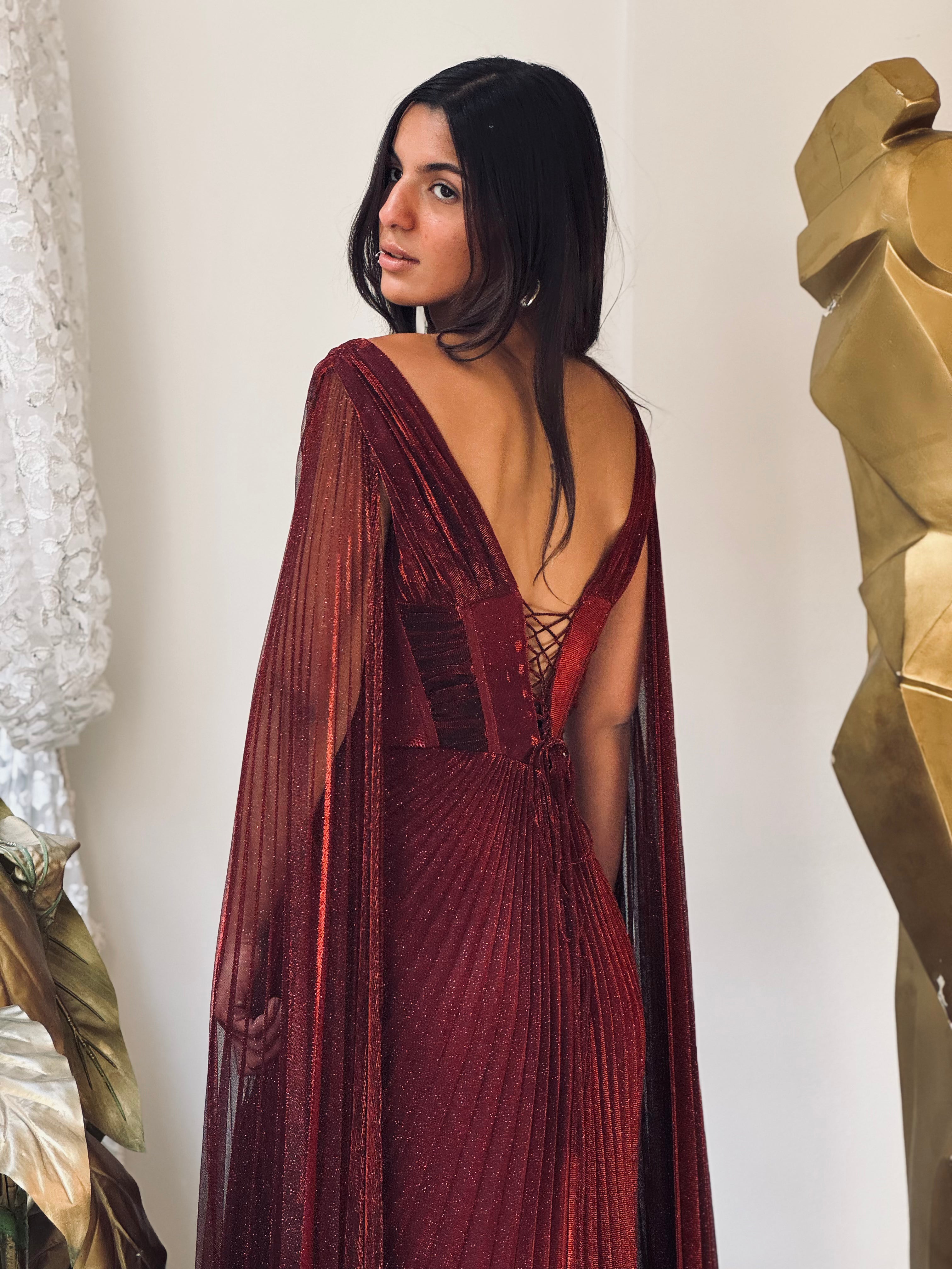 Shimmery long dress with flowy sleeves in burgundy