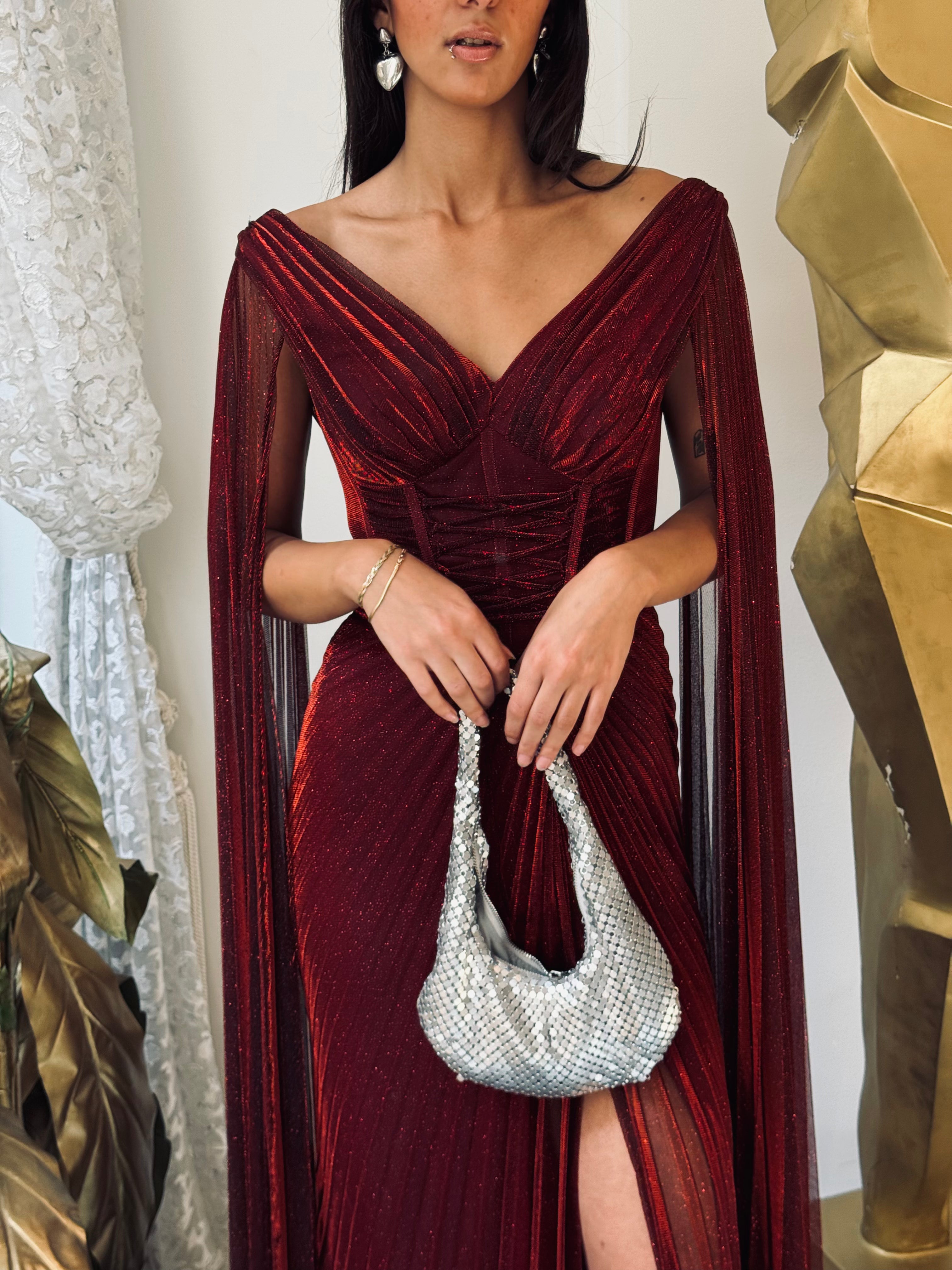 Shimmery long dress with flowy sleeves in burgundy
