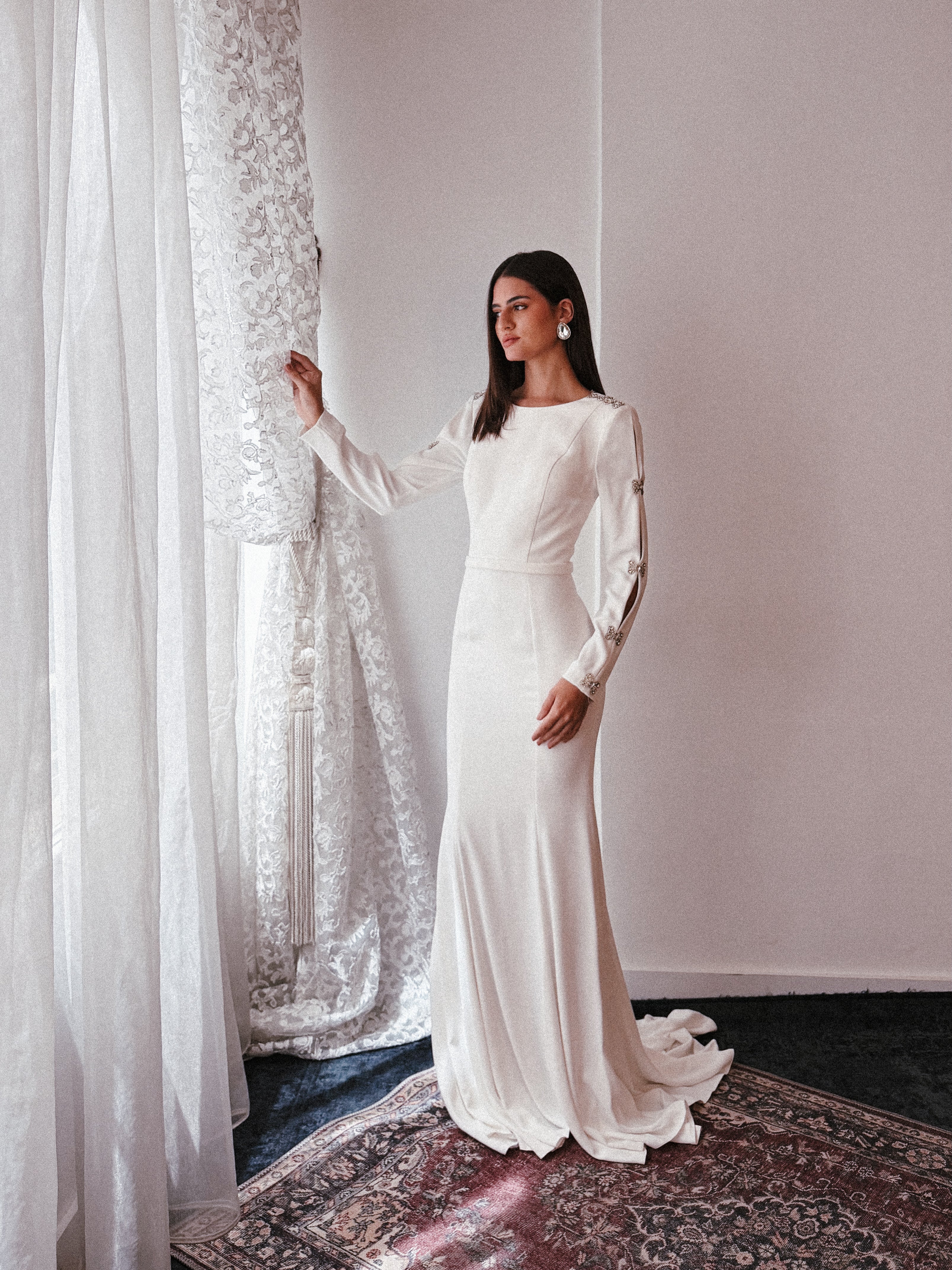BACKLESS LONG SLEEVE DRESS IN WHITE