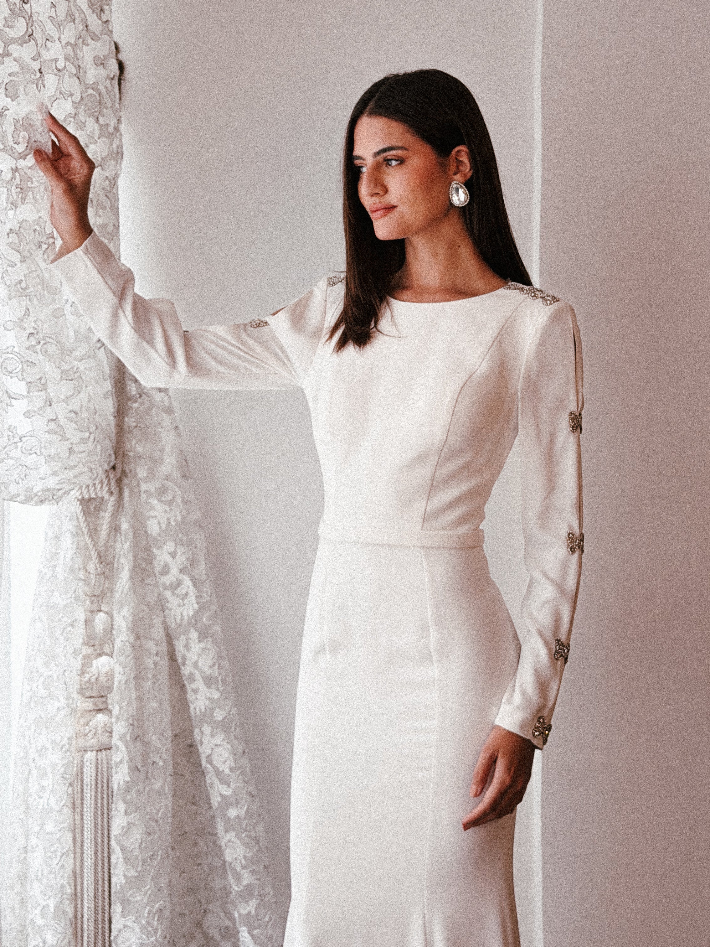 BACKLESS LONG SLEEVE DRESS IN WHITE