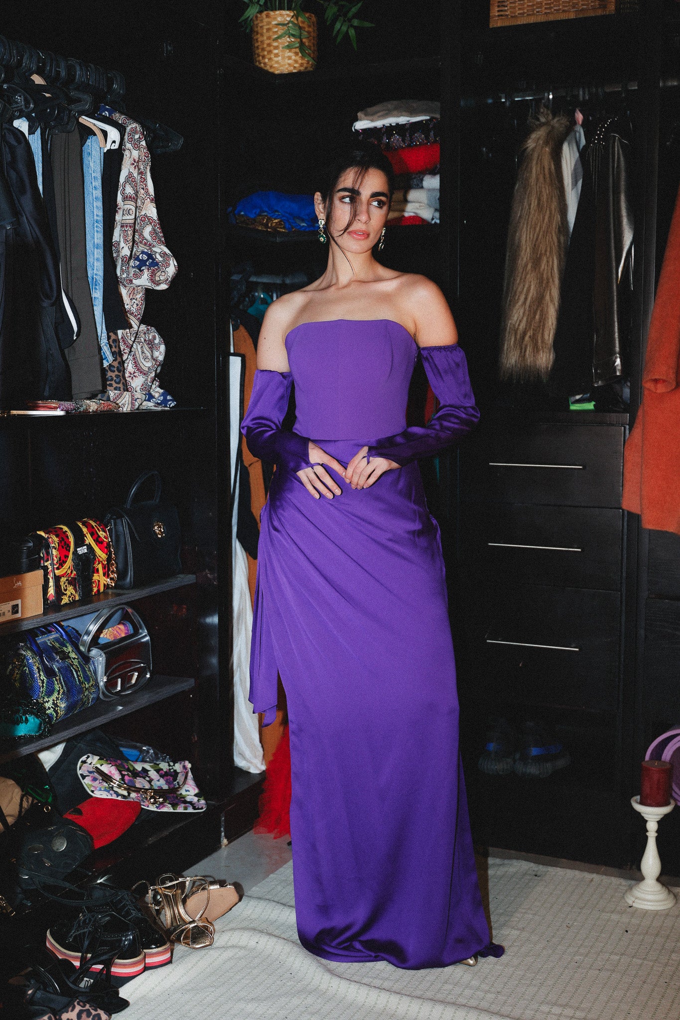 Strapless dress with slit in purple