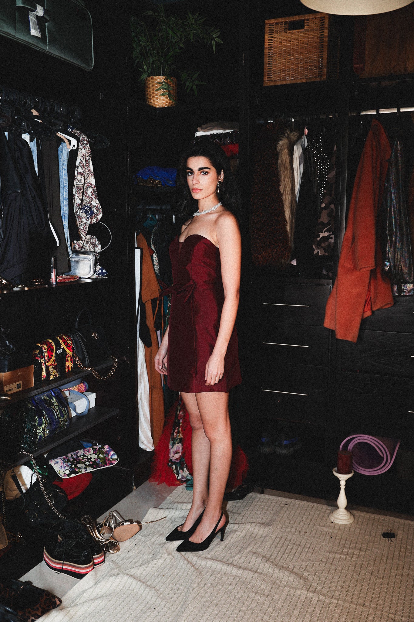 Short dress with bow in burgundy