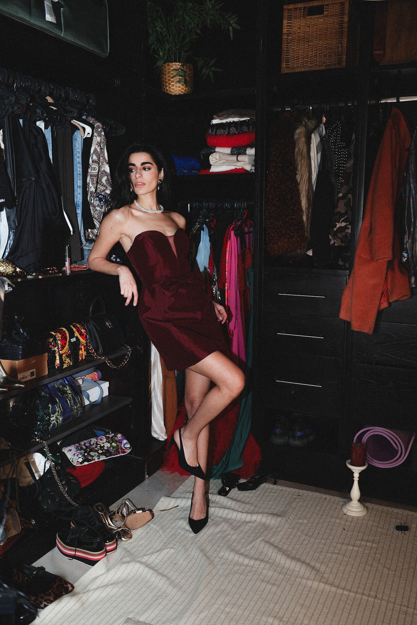 Short dress with bow in burgundy