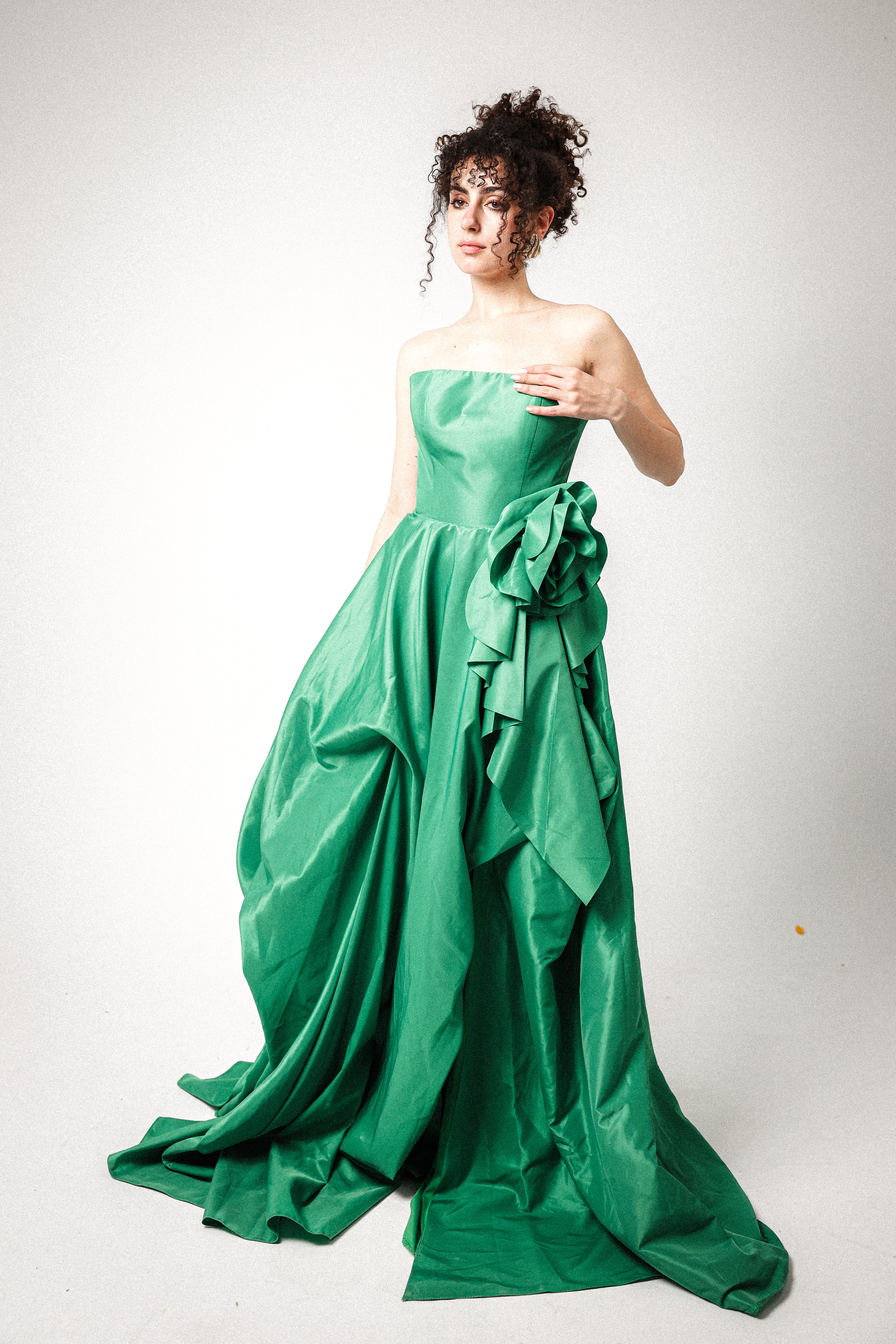 Strapless puffy dress with slit in green