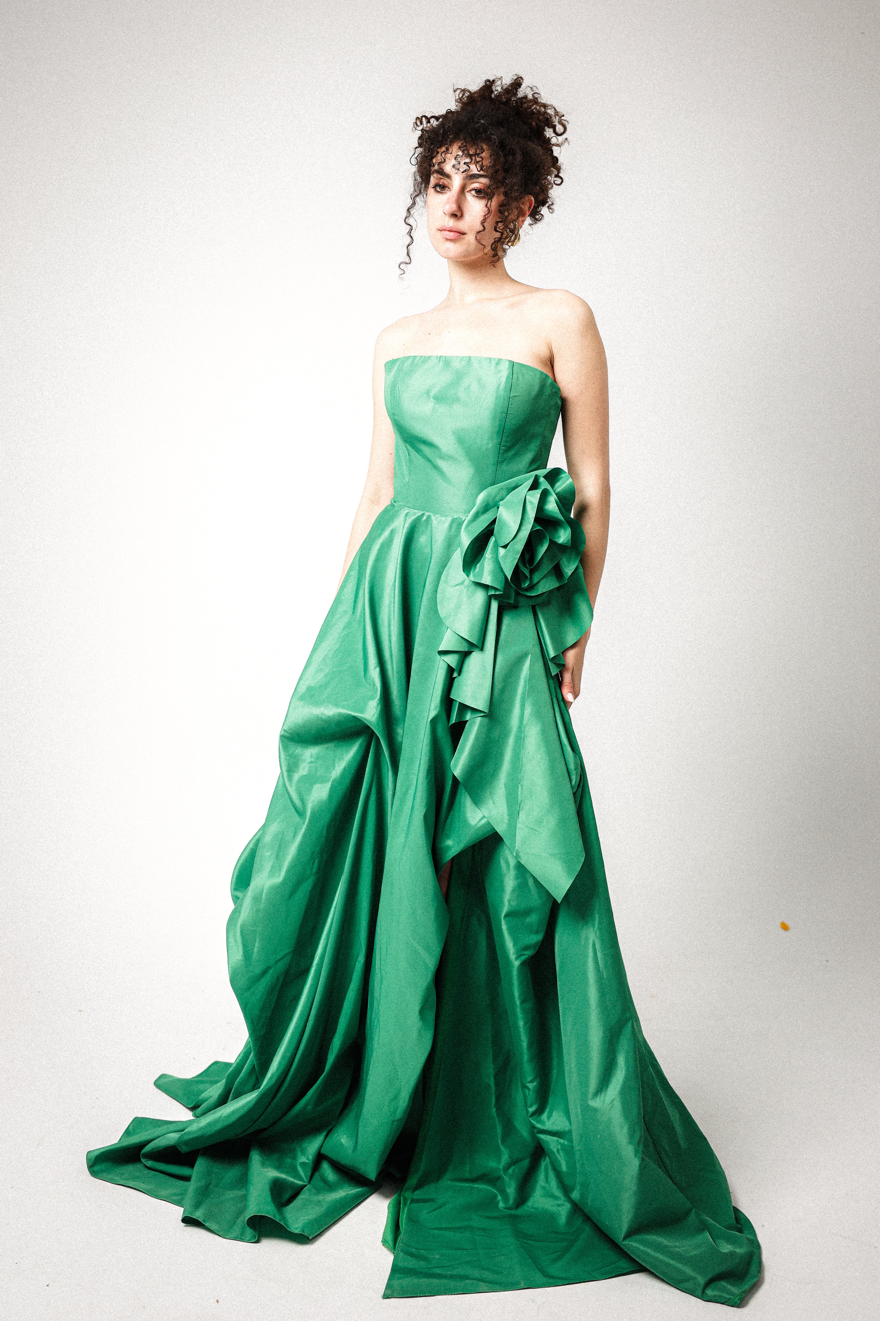 Strapless puffy dress with slit in green