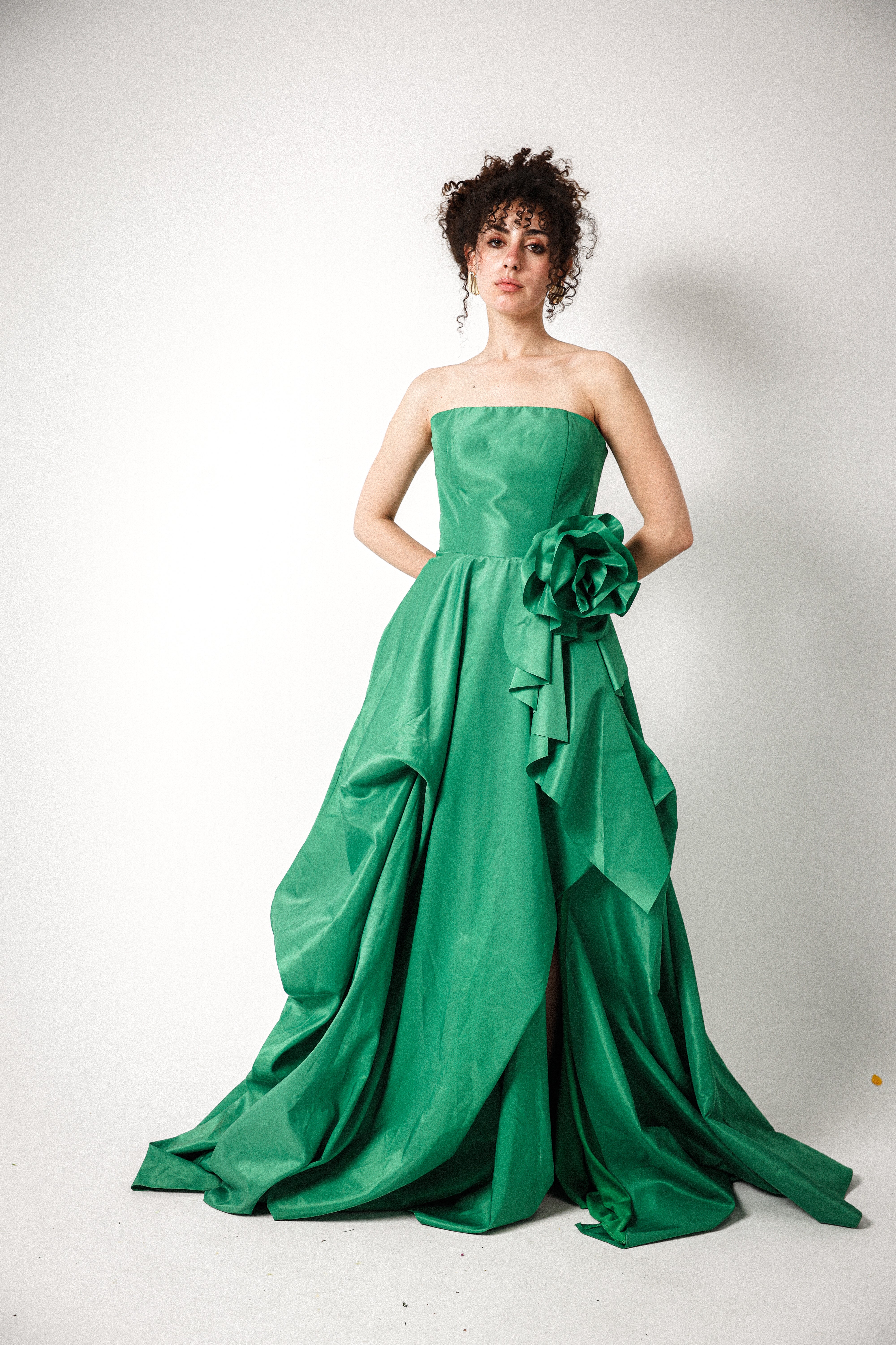 Strapless puffy dress with slit in green