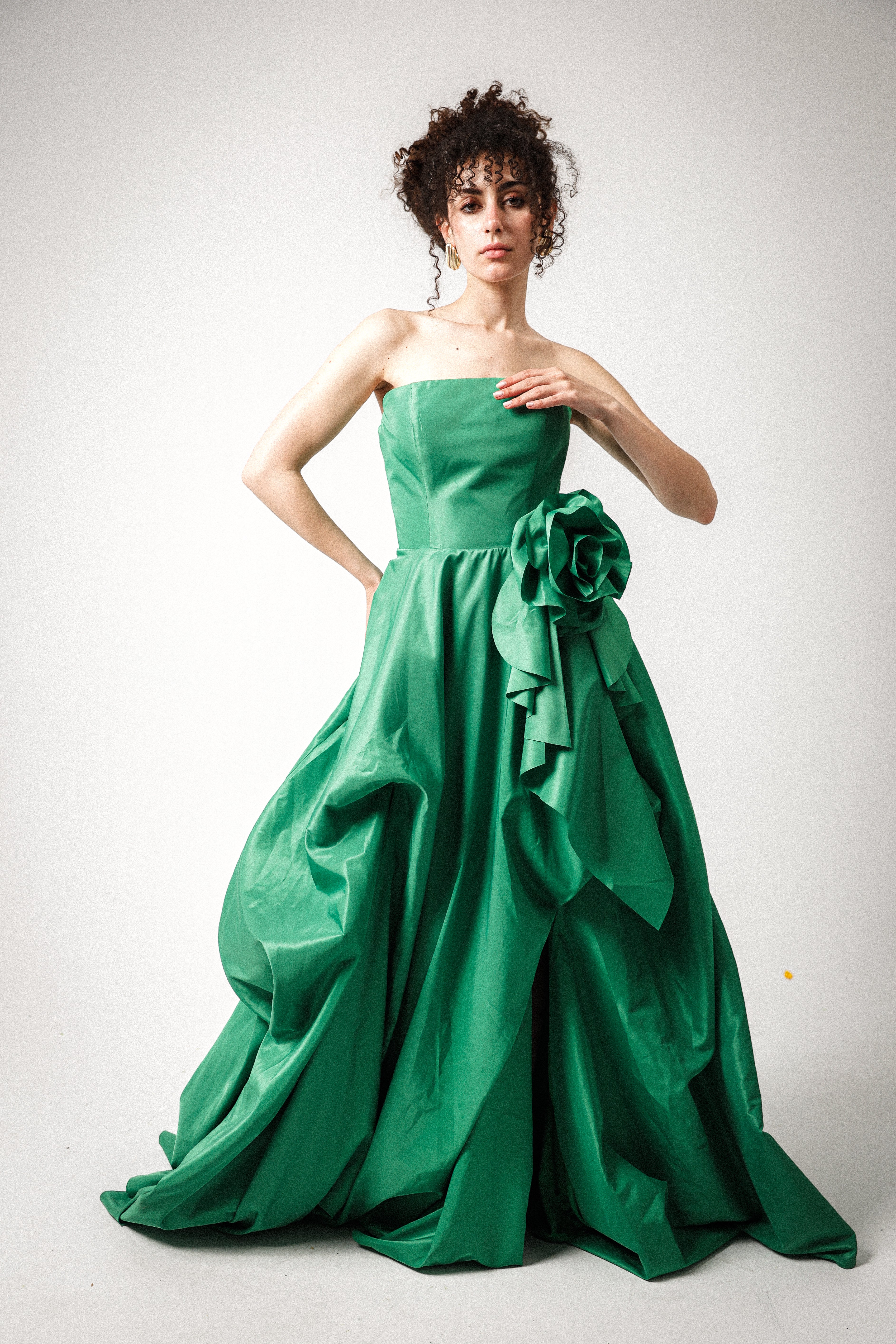 Strapless puffy dress with slit in green