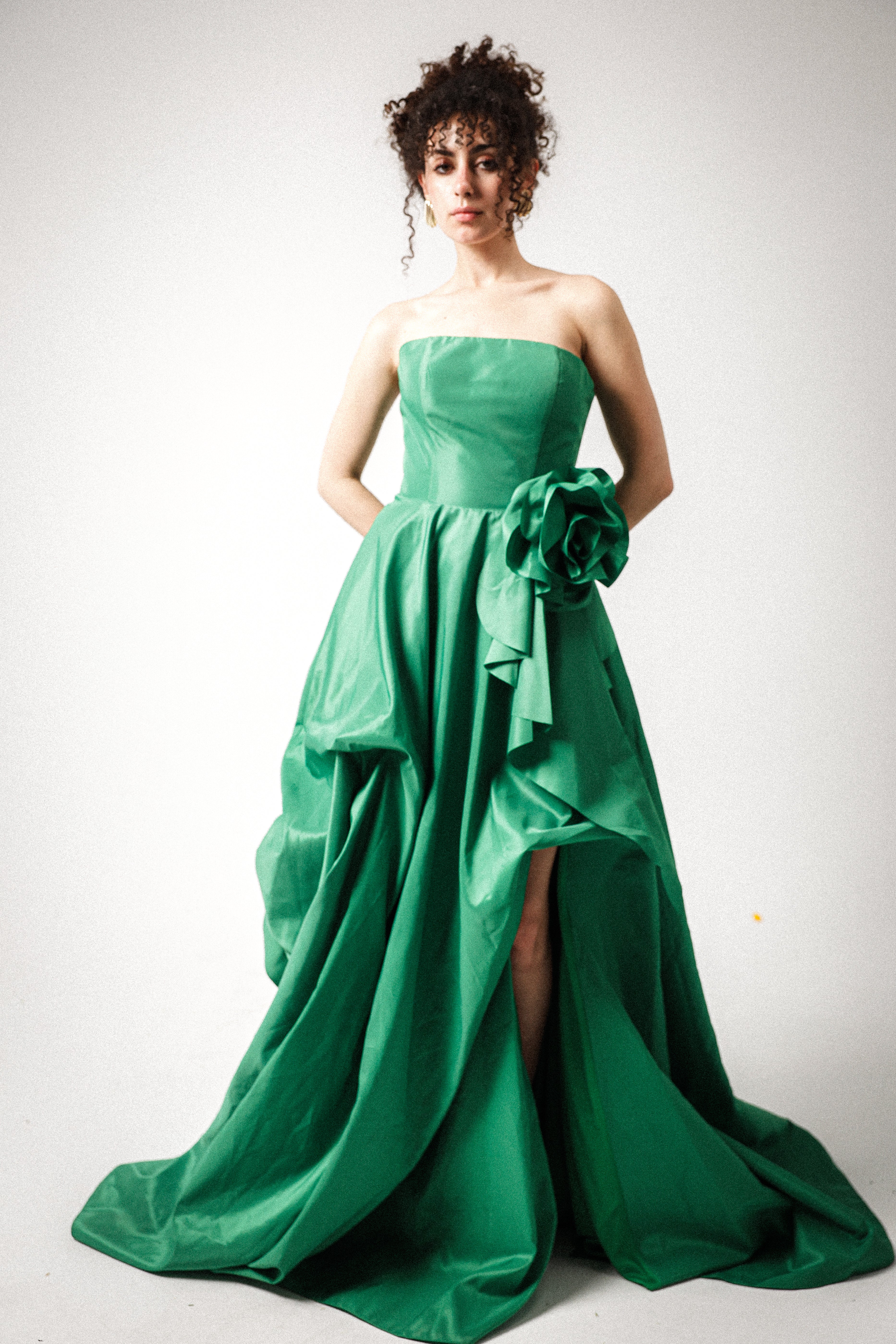 Strapless puffy dress with slit in green