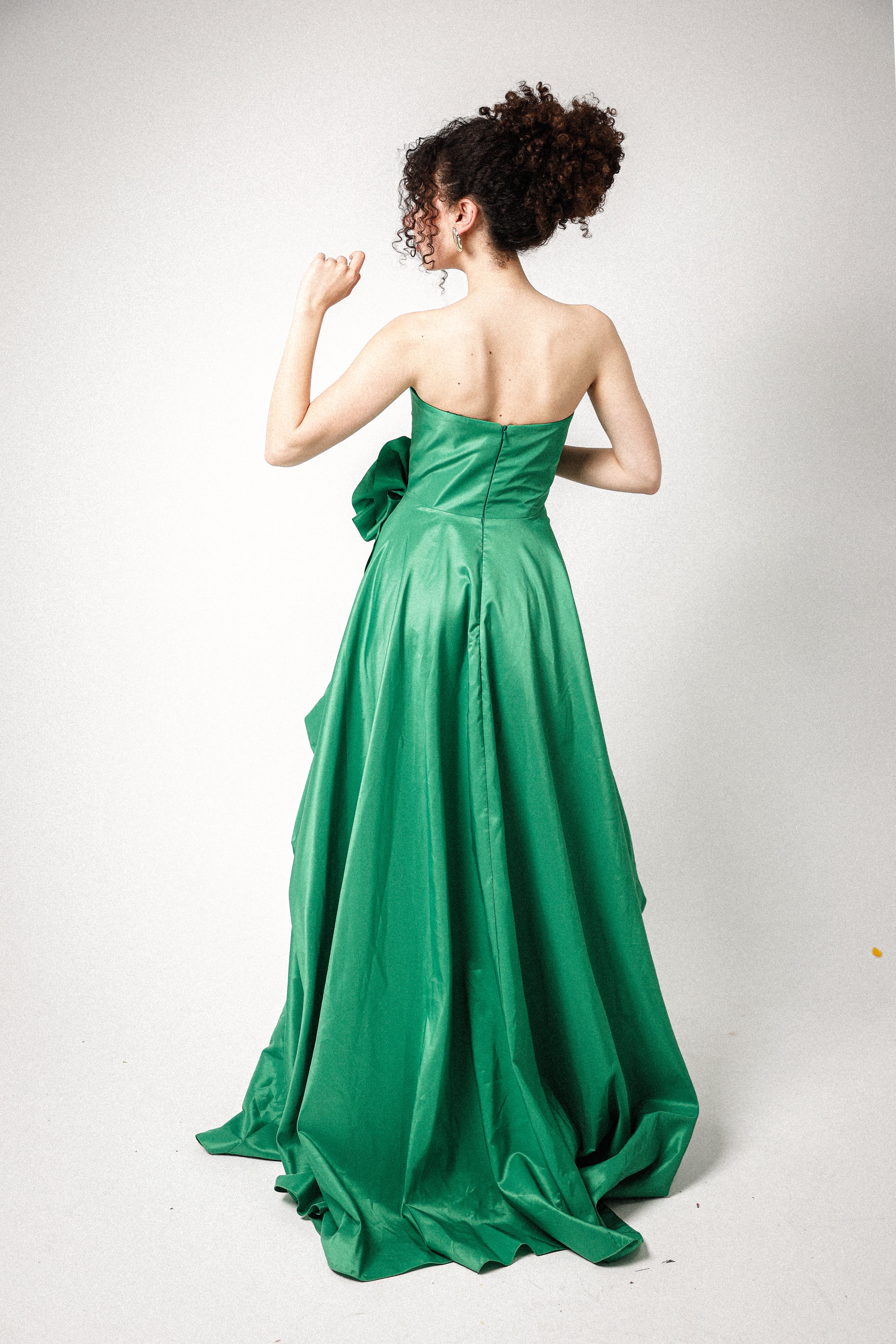 Strapless puffy dress with slit in green