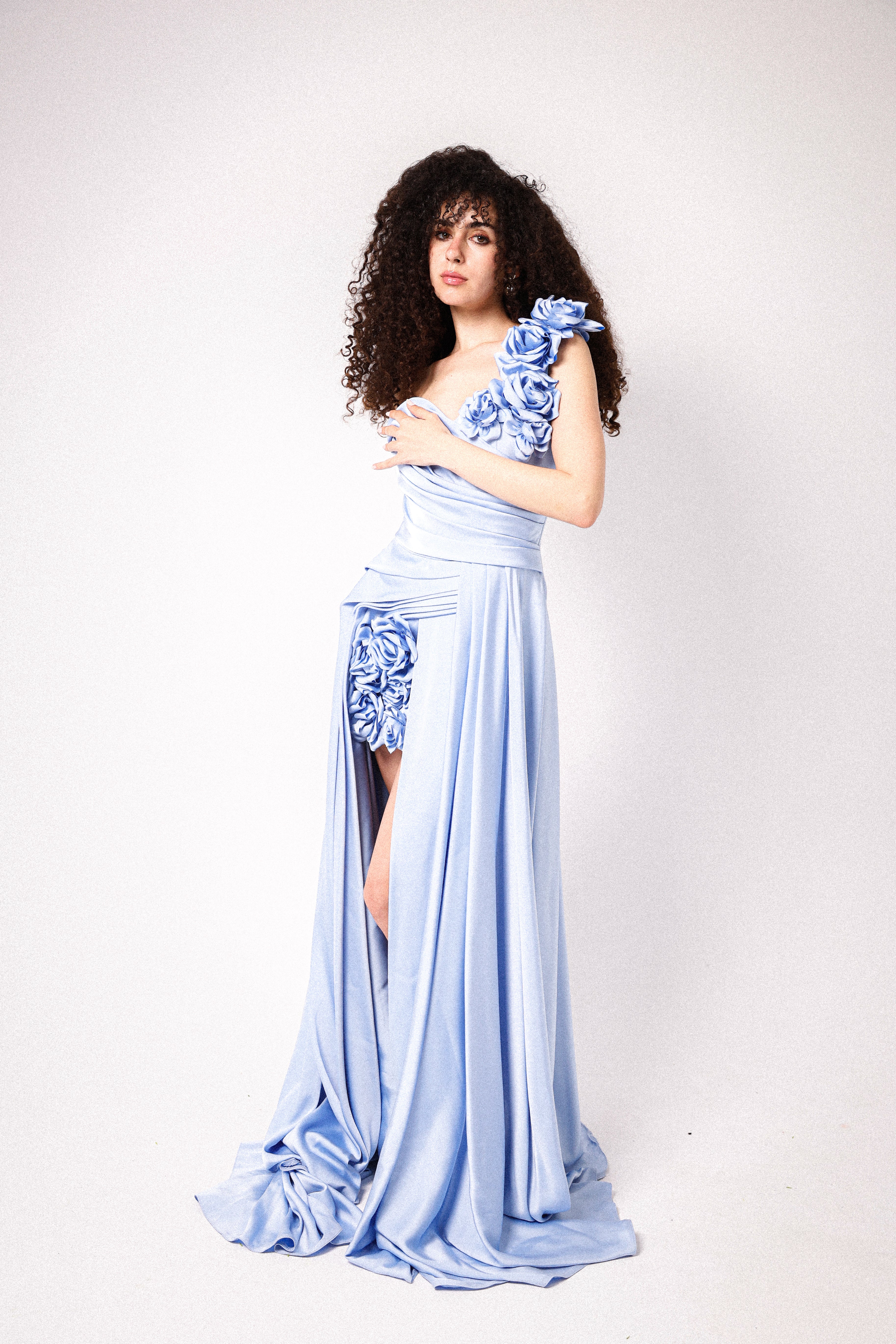 ONE SHOULDER FLOWER DRESS WITH SLIT IN BABY BLUE
