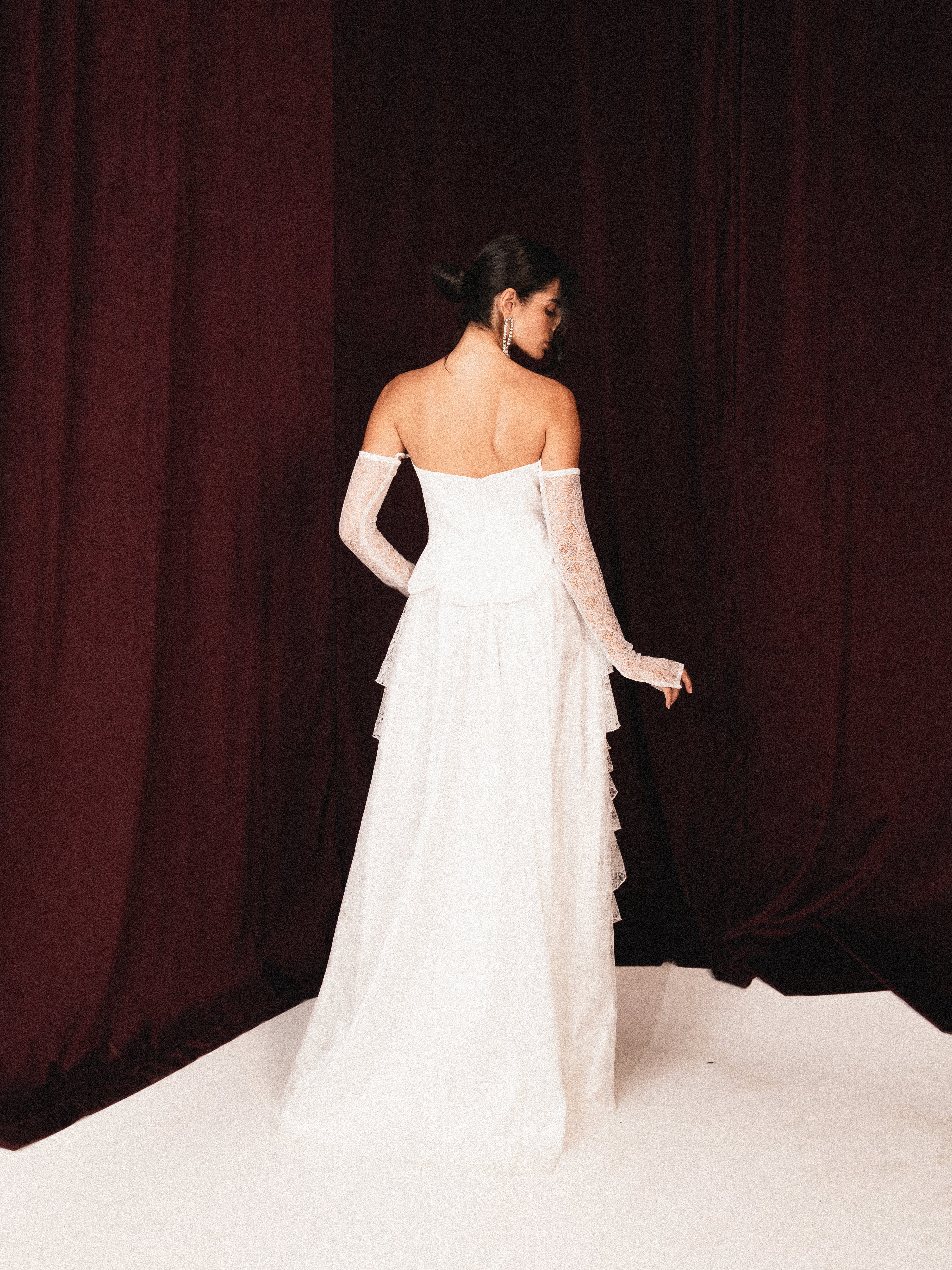 Strapless dantelle with two slits in white