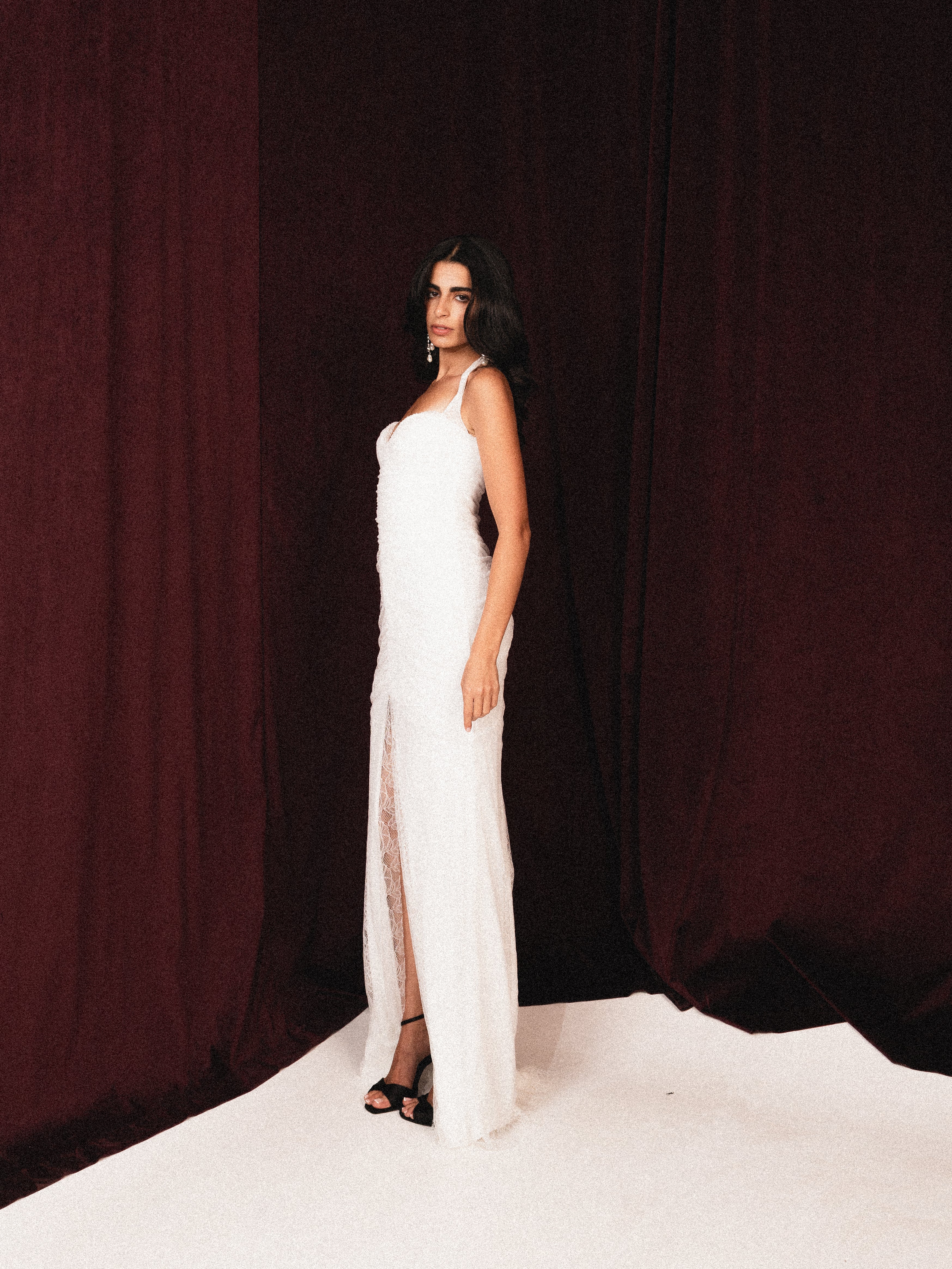 Strapless draped dantelle with slit IN WHITE