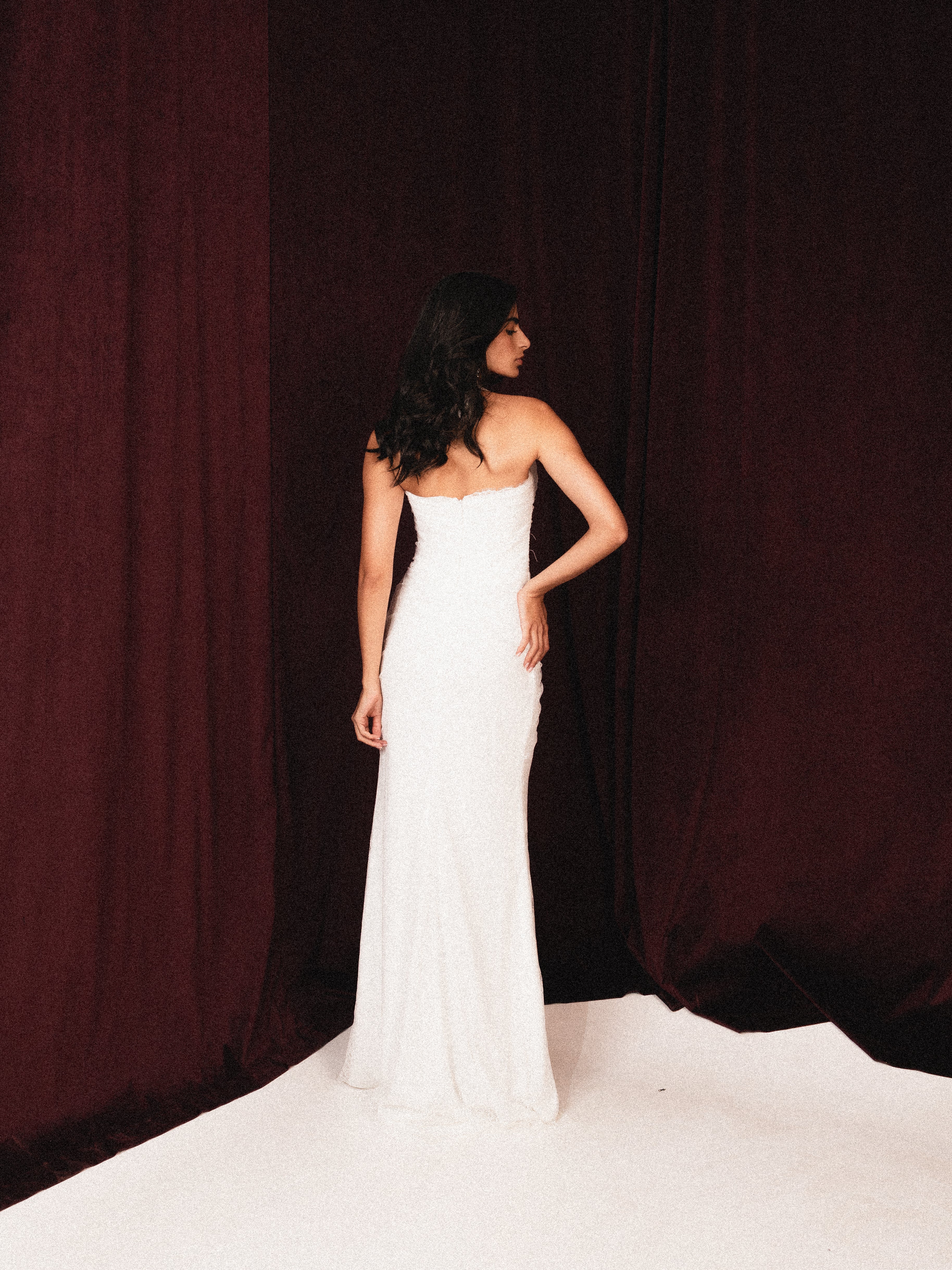 Strapless draped dantelle with slit IN WHITE
