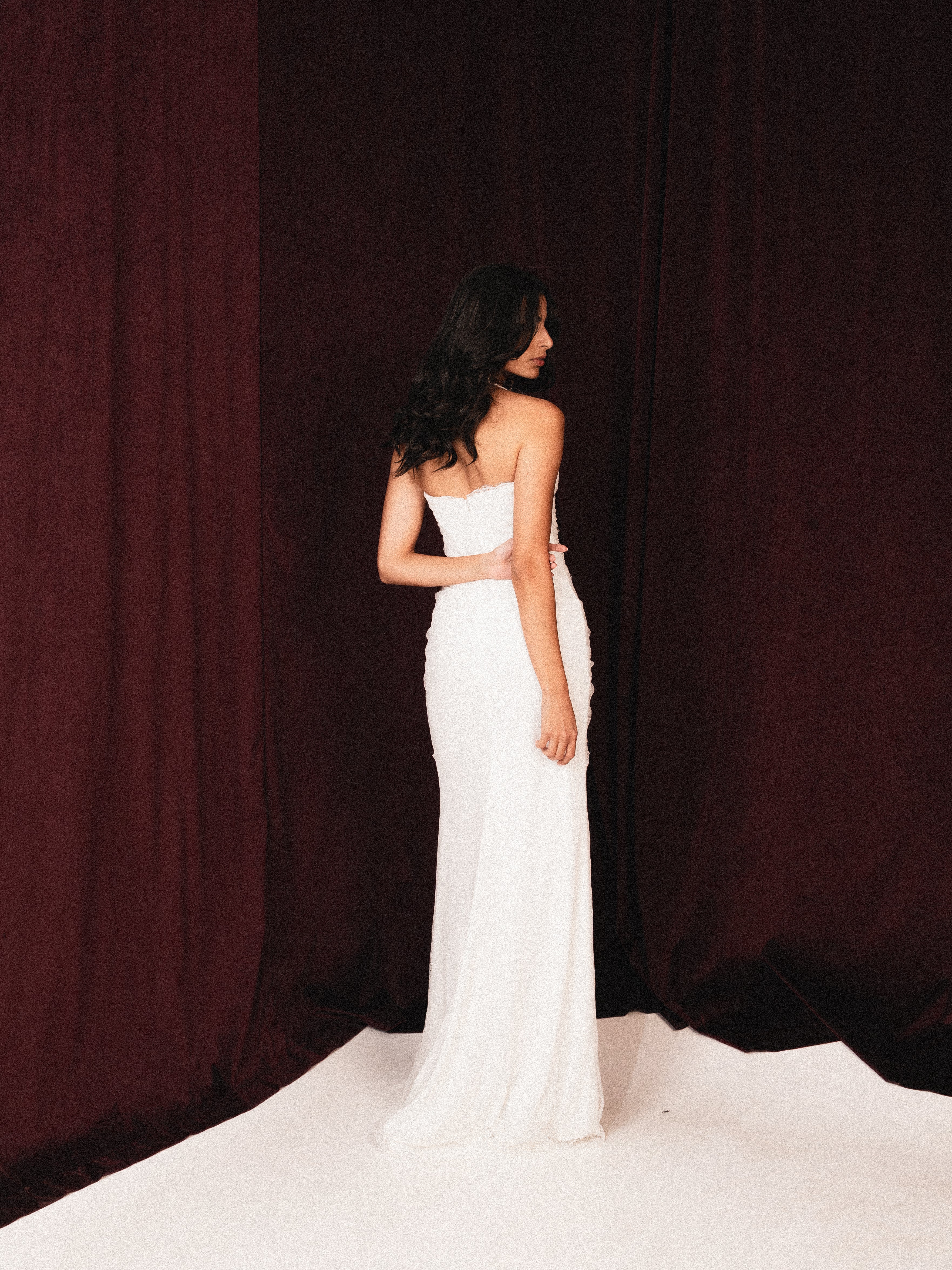 Strapless draped dantelle with slit IN WHITE