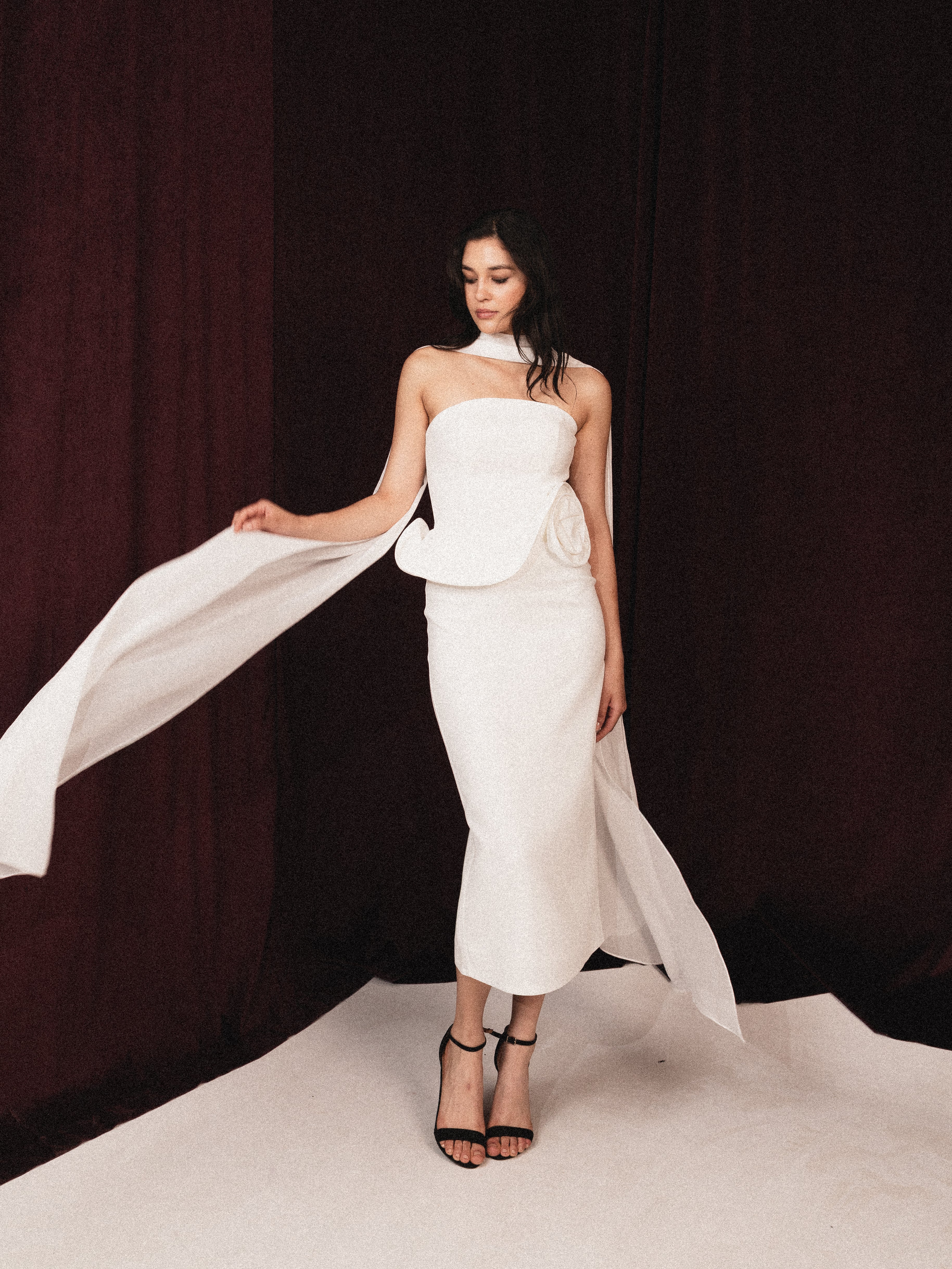 Strapless midi dress with flower in white