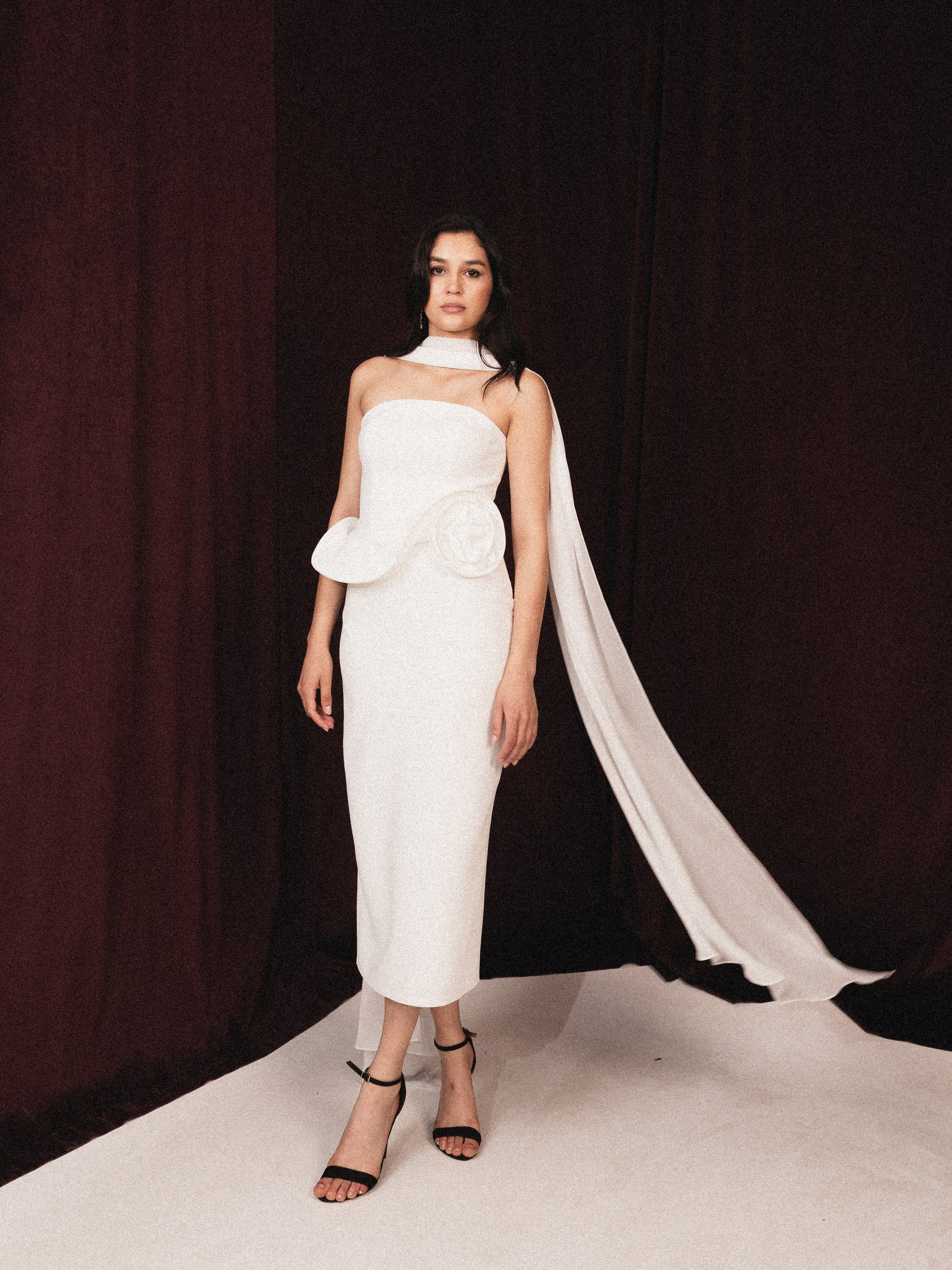 Strapless midi dress with flower in white