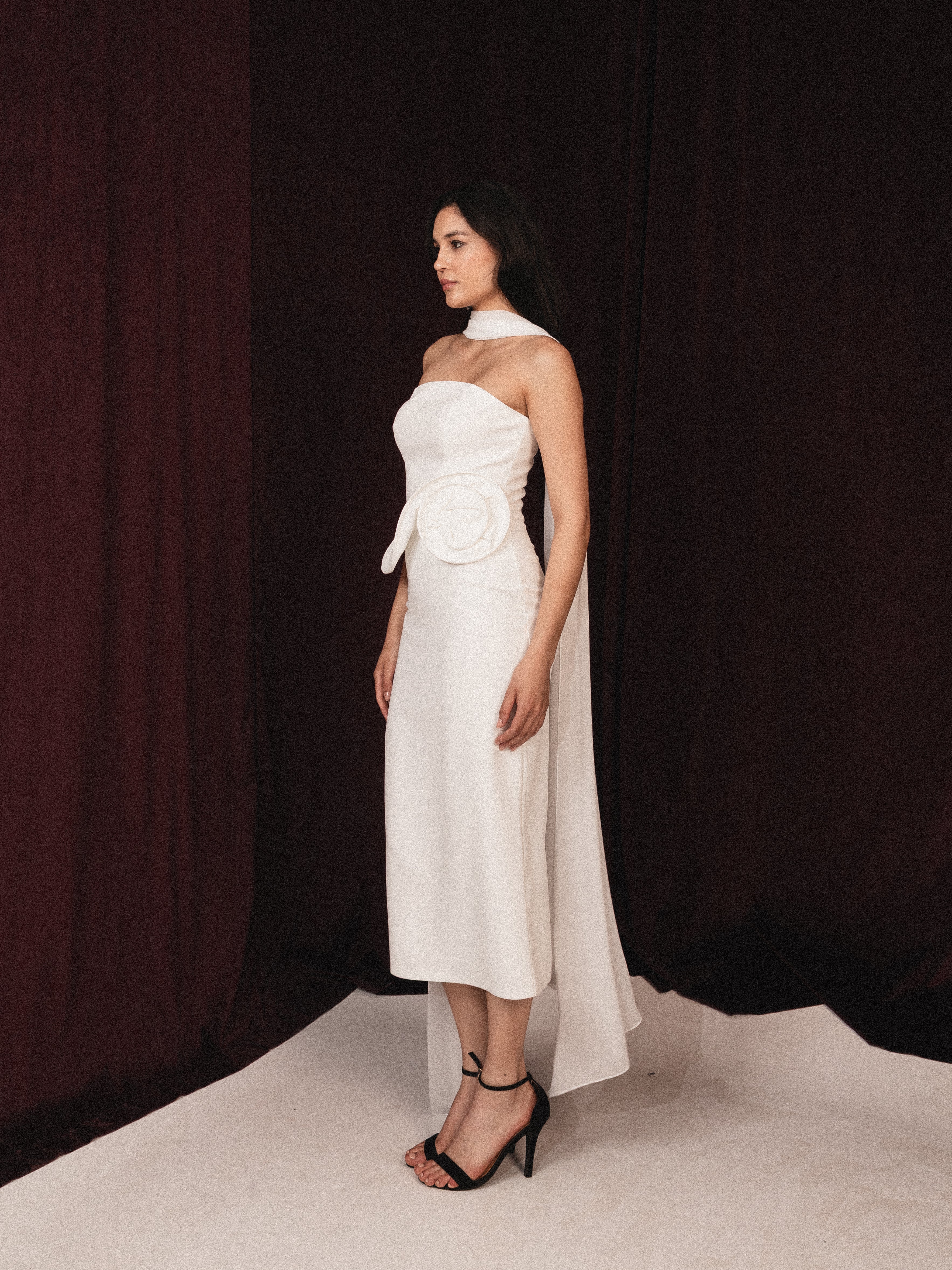 Strapless midi dress with flower in white
