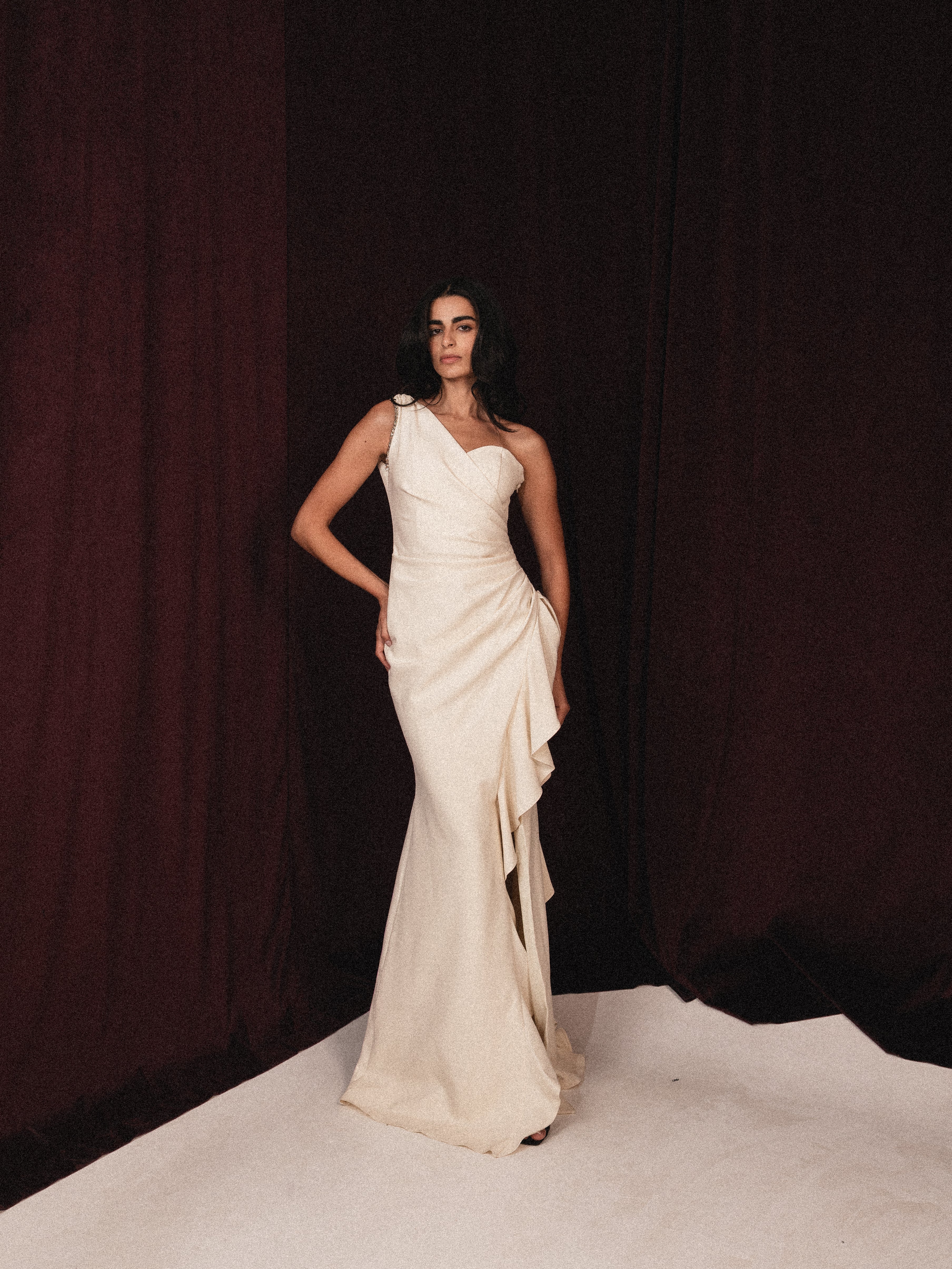 One shoulder dress with ruffle slit in creme