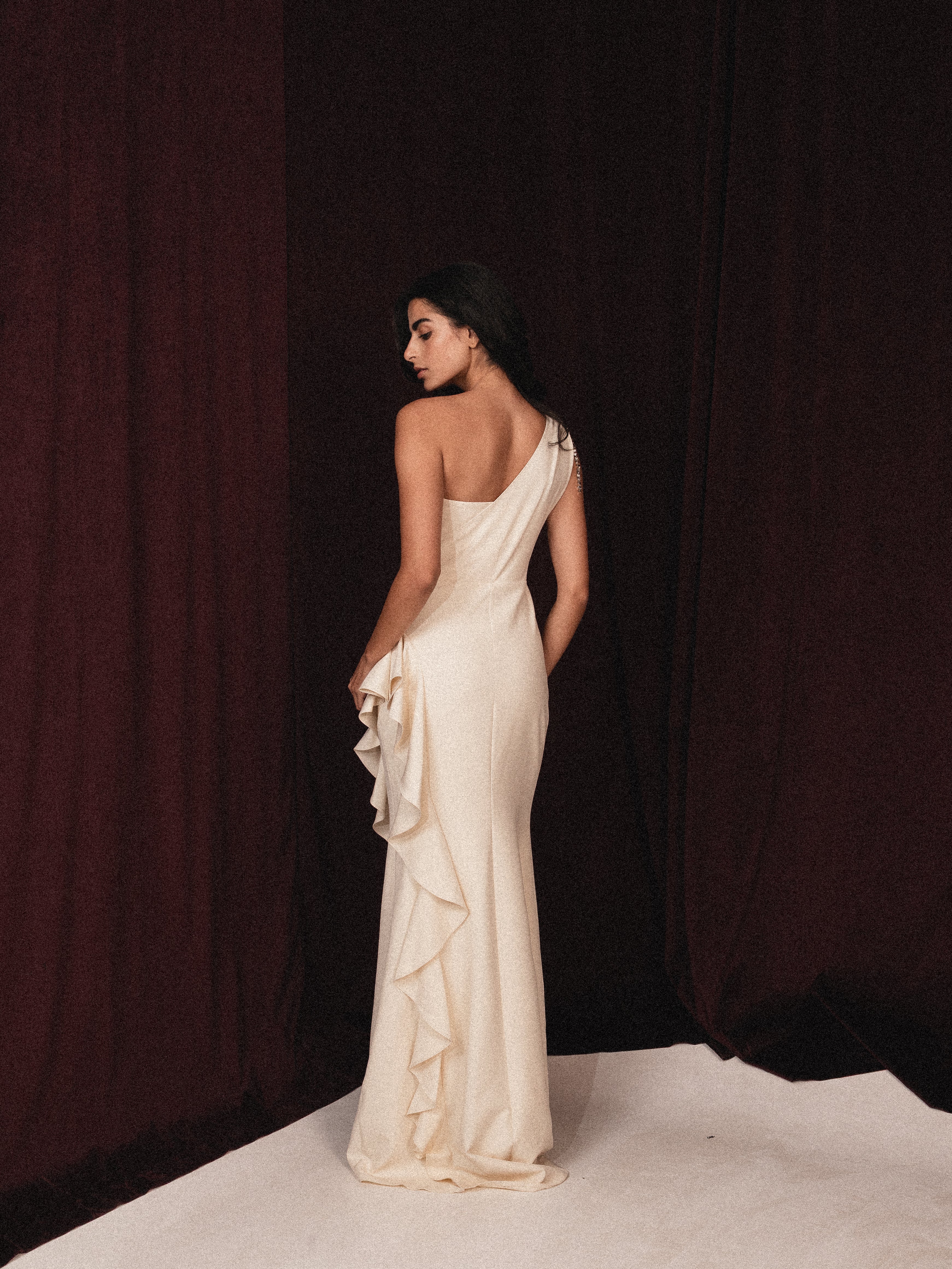 One shoulder dress with ruffle slit in creme