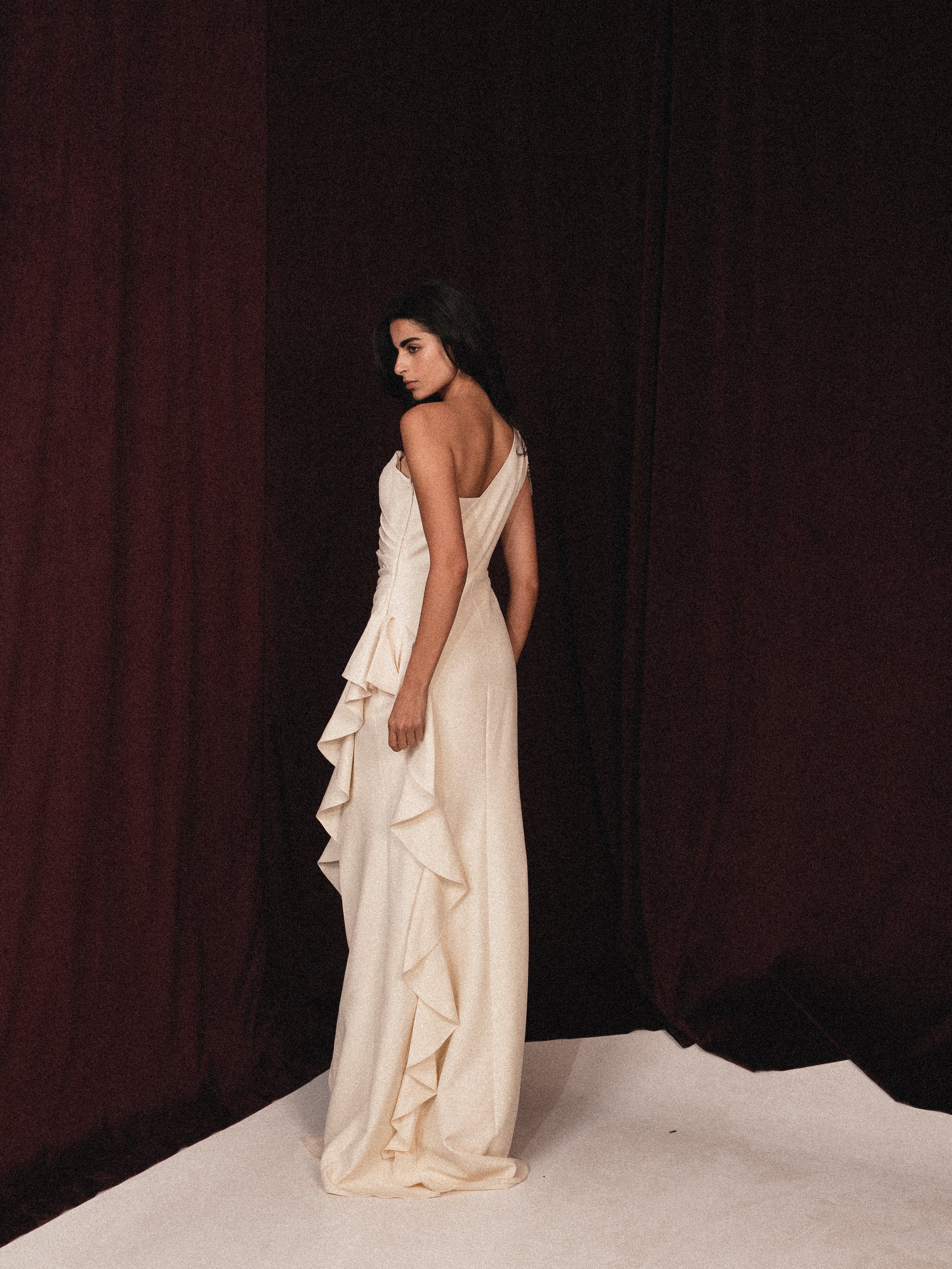 One shoulder dress with ruffle slit in creme