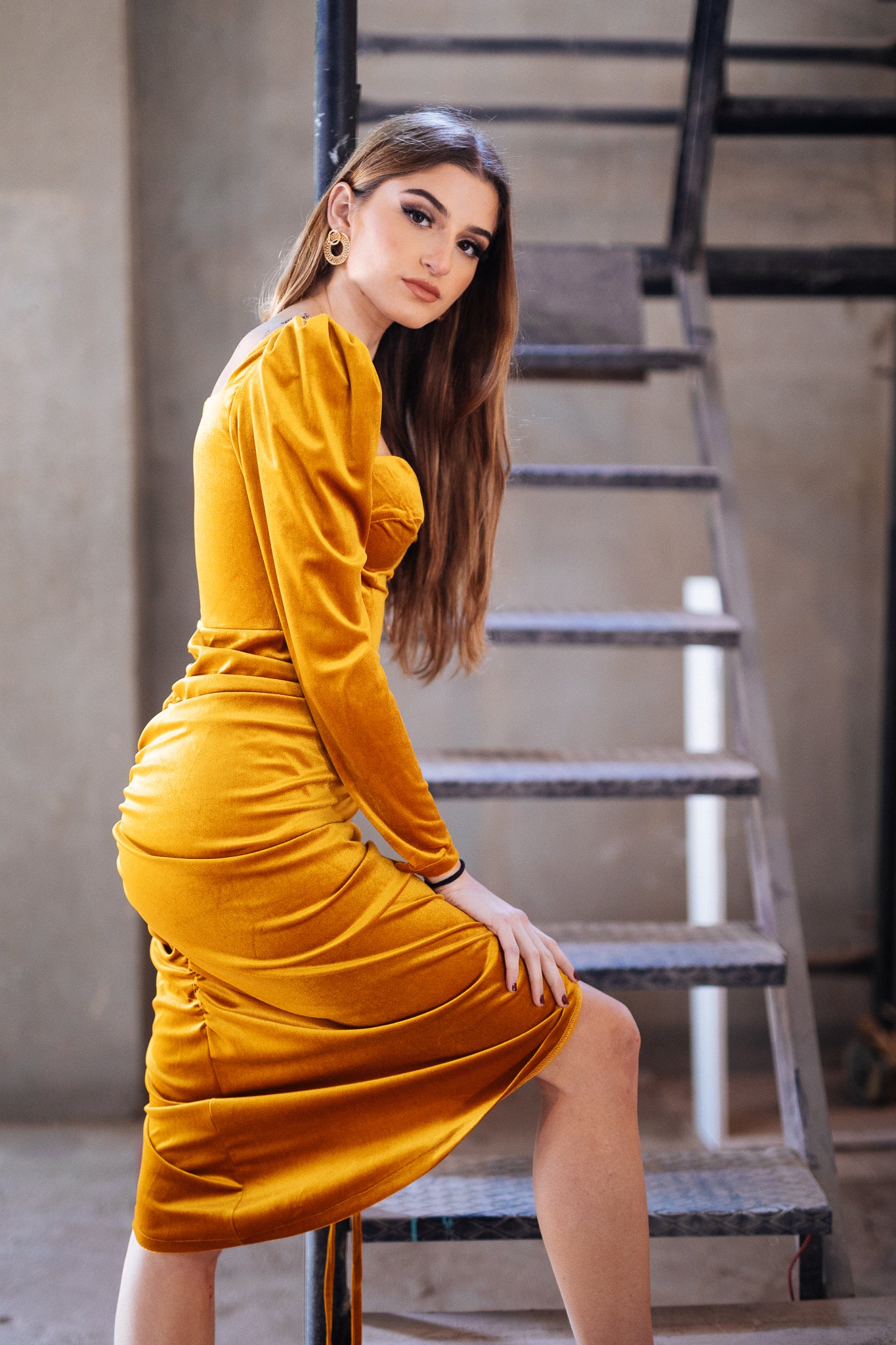 Long sleeve velvet dress with slit in Mustard