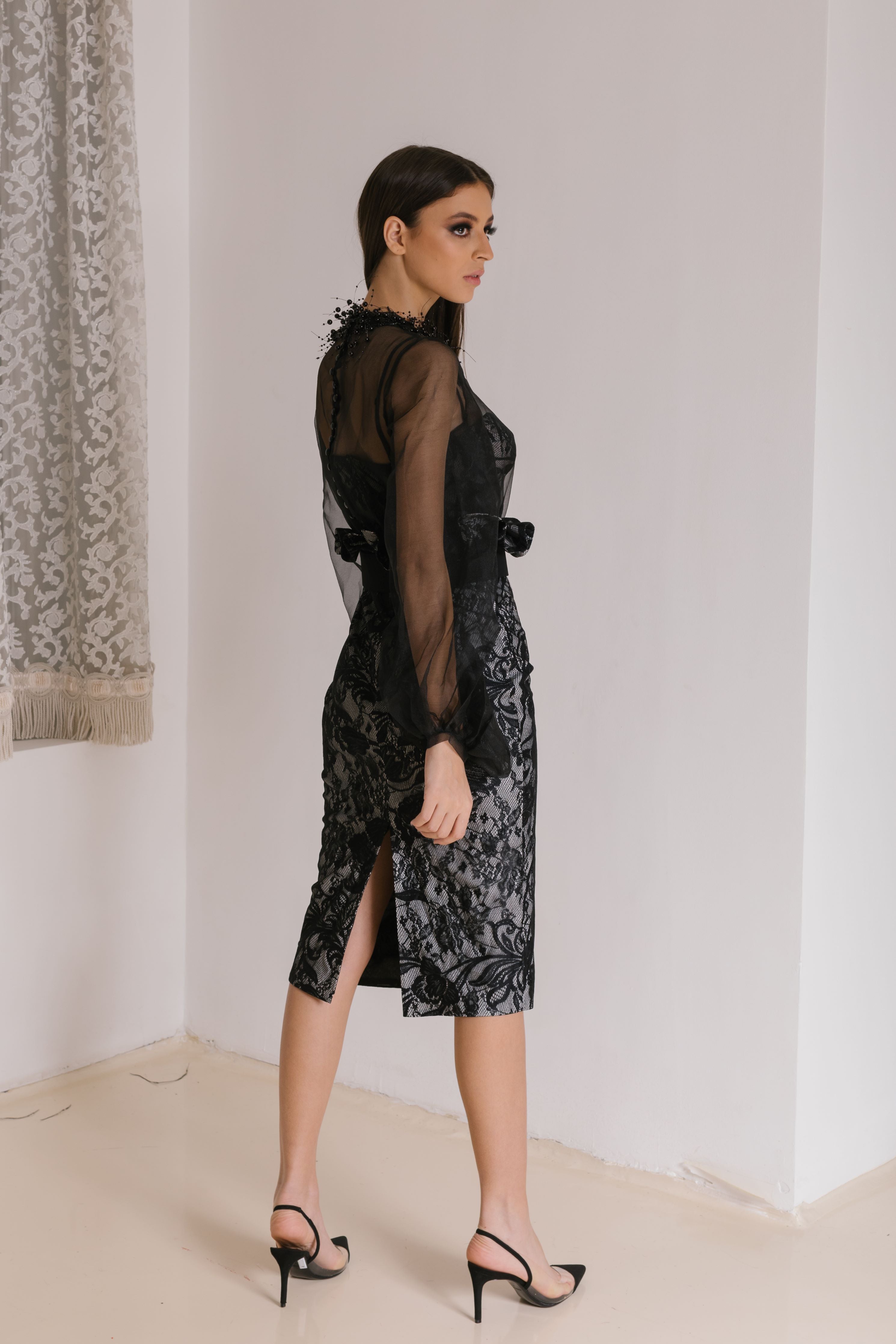 Guipure and organza short dress with sleeves in Black